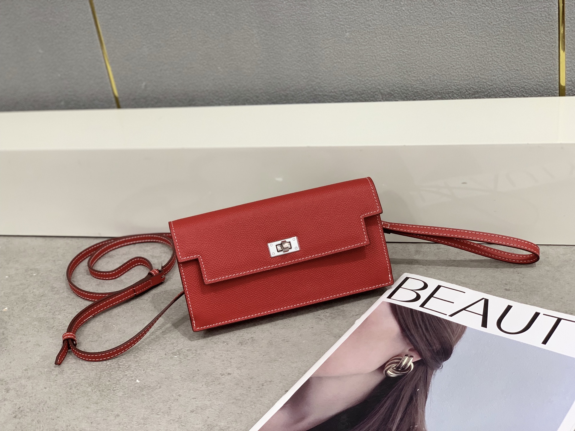 Hermes-Kelly Pocket长钱包➕斜挎包 Madame小牛皮长钱包➕斜挎包 - 6个卡槽 - 一个拉链口袋 Hermes-Kelly Pocket长钱包➕斜挎包 Madame小牛皮长钱包➕斜挎包 - 6个卡槽 - 一个拉链口袋