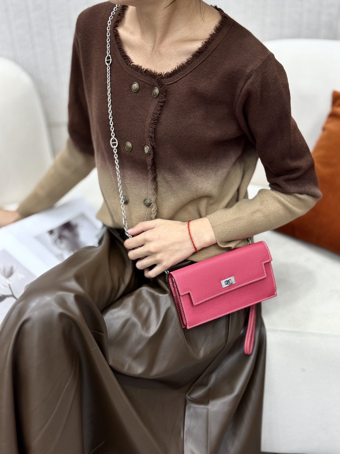 Hermes-Kelly Pocket长钱包➕斜挎包 Madame小牛皮长钱包➕斜挎包 - 6个卡槽 - 一个拉链口袋 Hermes-Kelly Pocket长钱包➕斜挎包 Madame小牛皮长钱包➕斜挎包 - 6个卡槽 - 一个拉链口袋