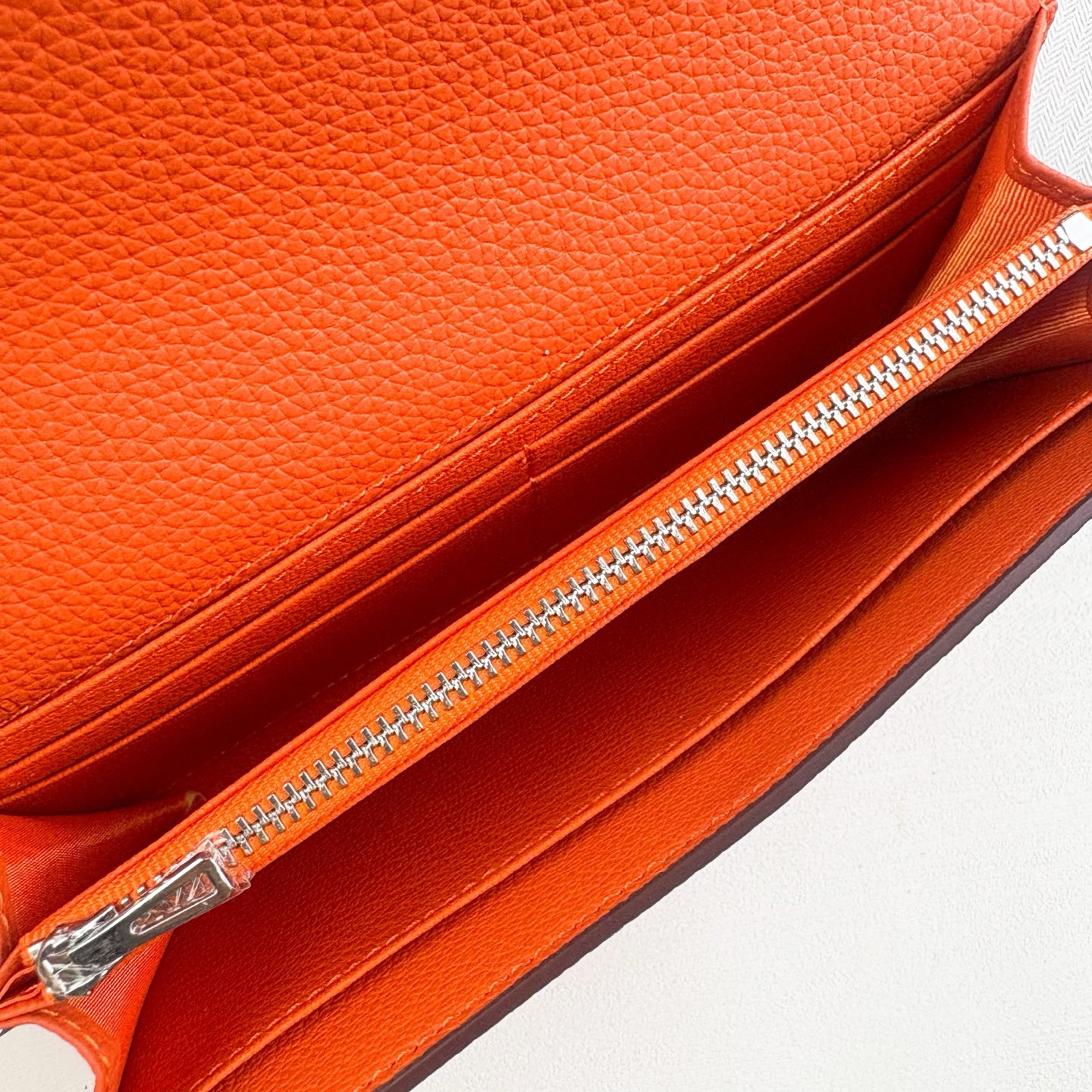 【Hermes  R.M.S长钱包】
爱马仕Evercolor Togo 皮钱包
型号：613
采用togo牛皮制作而成
- 按扣开合,8个卡位
- 一个拉链口袋，2个插袋
内有原厂代工码，做工精致，油边平直顺滑
金属质感: 镀钯
尺寸：19*10.5*3cm