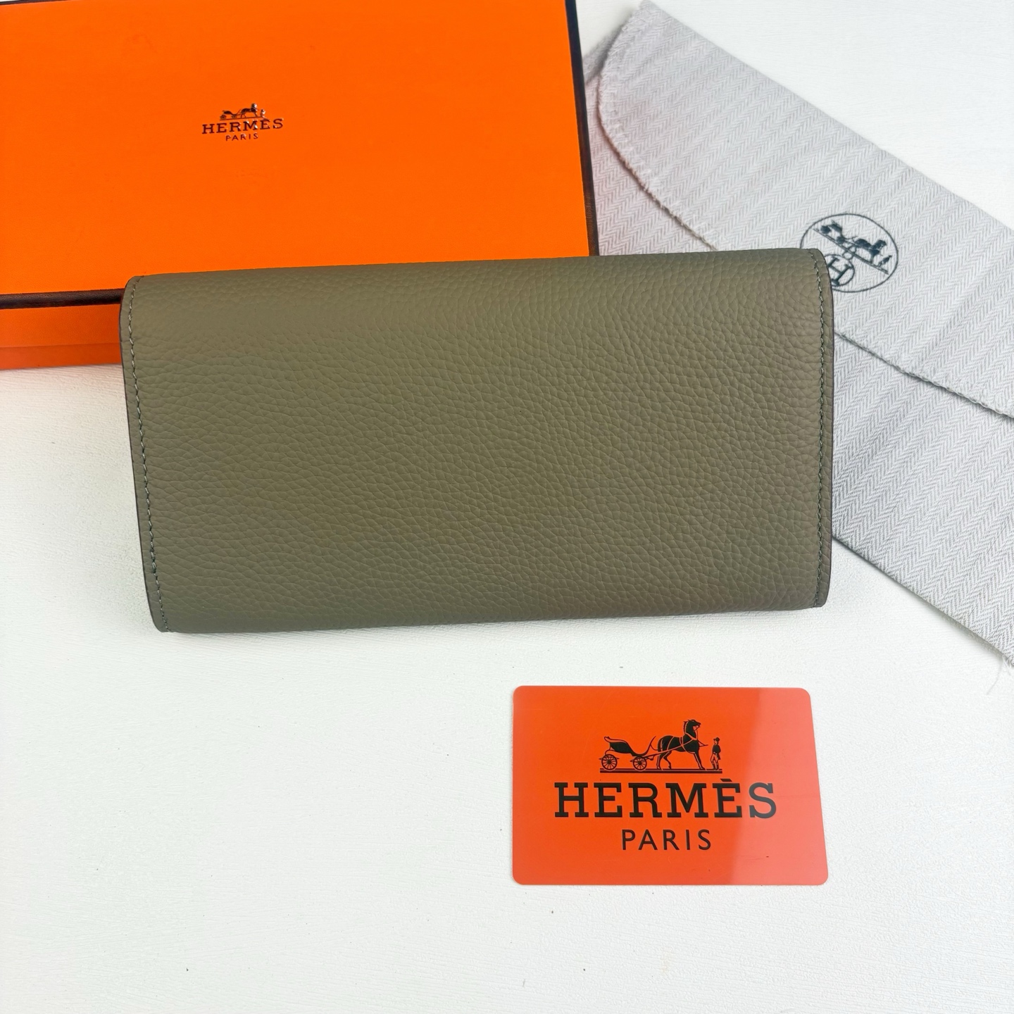 【Hermes  R.M.S长钱包】
爱马仕Evercolor Togo 皮钱包
型号：613
采用togo牛皮制作而成
- 按扣开合,8个卡位
- 一个拉链口袋，2个插袋
内有原厂代工码，做工精致，油边平直顺滑
金属质感: 镀钯
尺寸：19*10.5*3cm