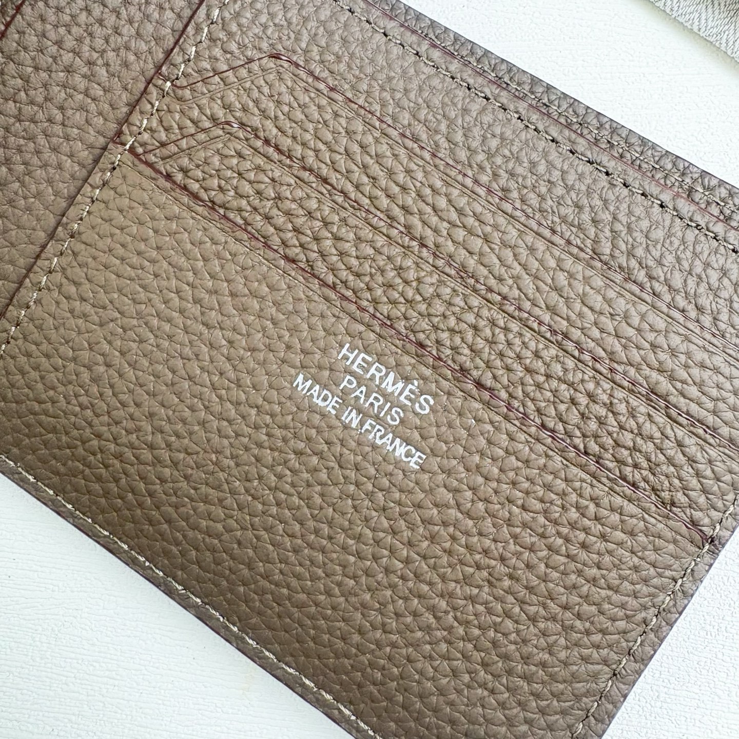 新款new arrives Hermes Silk’in男士短钱包 采用Barenia小牛皮➕Togo 牛皮制作而成 新款new arrives Hermes Silk’in男士短钱包 采用Barenia小牛皮➕Togo 牛皮制作而成