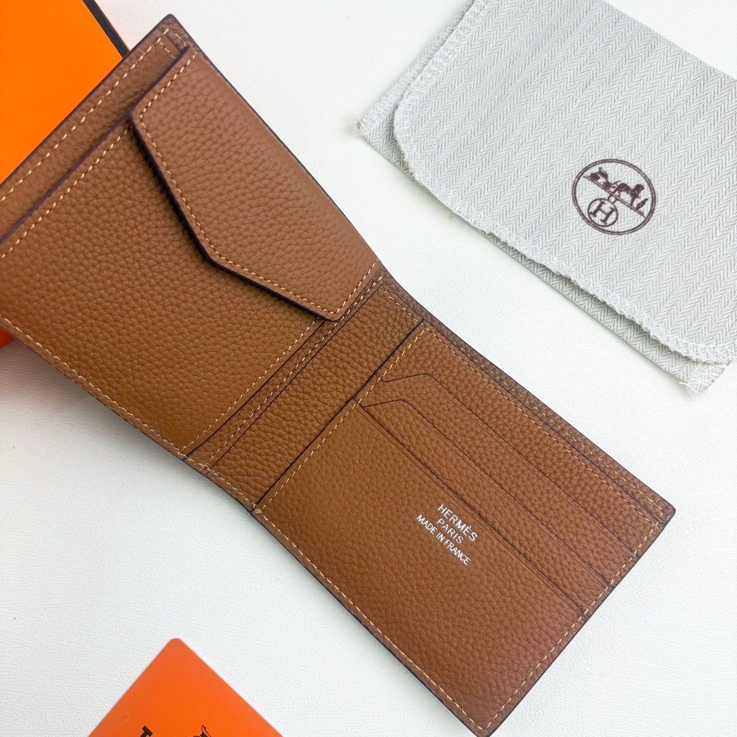 新款new arrives Hermes Silk’in男士短钱包 采用Barenia小牛皮➕Togo 牛皮制作而成 新款new arrives Hermes Silk’in男士短钱包 采用Barenia小牛皮➕Togo 牛皮制作而成