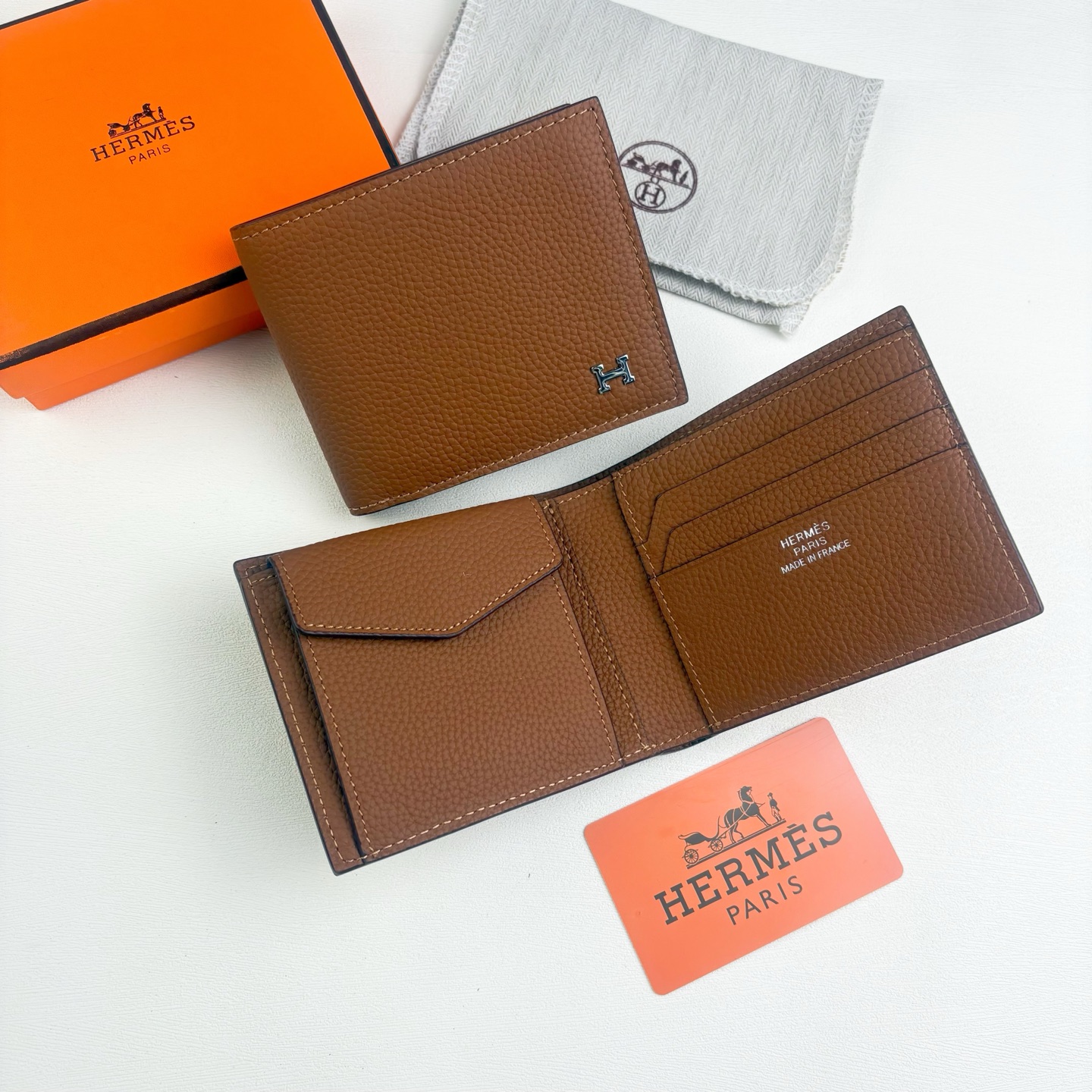新款new arrives Hermes Silk’in男士短钱包 采用Barenia小牛皮➕Togo 牛皮制作而成 新款new arrives Hermes Silk’in男士短钱包 采用Barenia小牛皮➕Togo 牛皮制作而成
