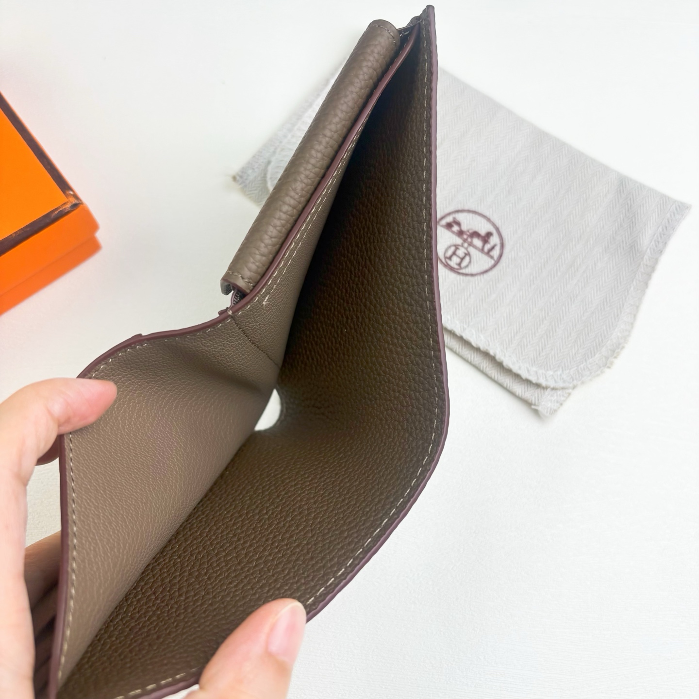 新款new arrives Hermes Silk’in男士短钱包 采用Barenia小牛皮➕Togo 牛皮制作而成 新款new arrives Hermes Silk’in男士短钱包 采用Barenia小牛皮➕Togo 牛皮制作而成