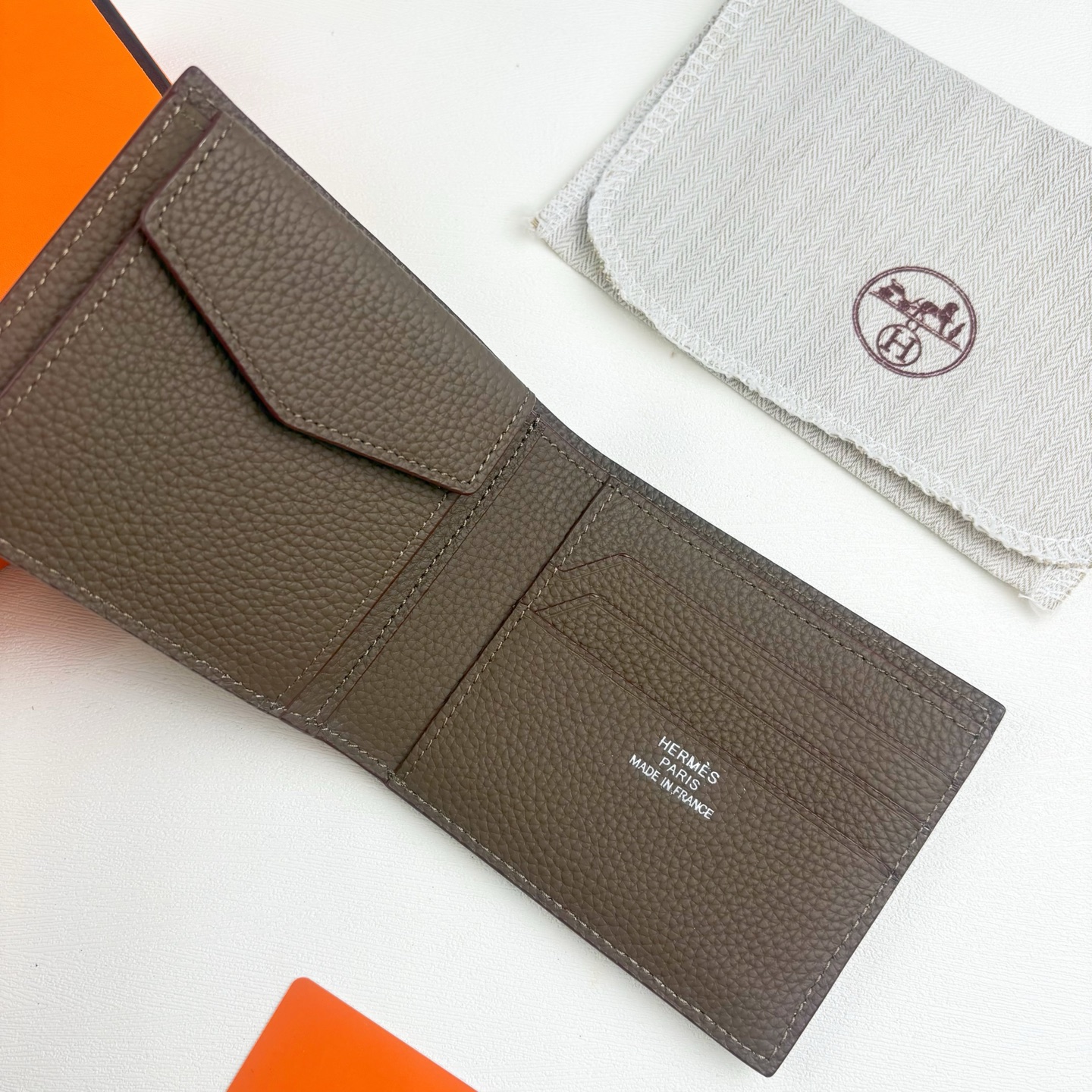 新款new arrives Hermes Silk’in男士短钱包 采用Barenia小牛皮➕Togo 牛皮制作而成 新款new arrives Hermes Silk’in男士短钱包 采用Barenia小牛皮➕Togo 牛皮制作而成