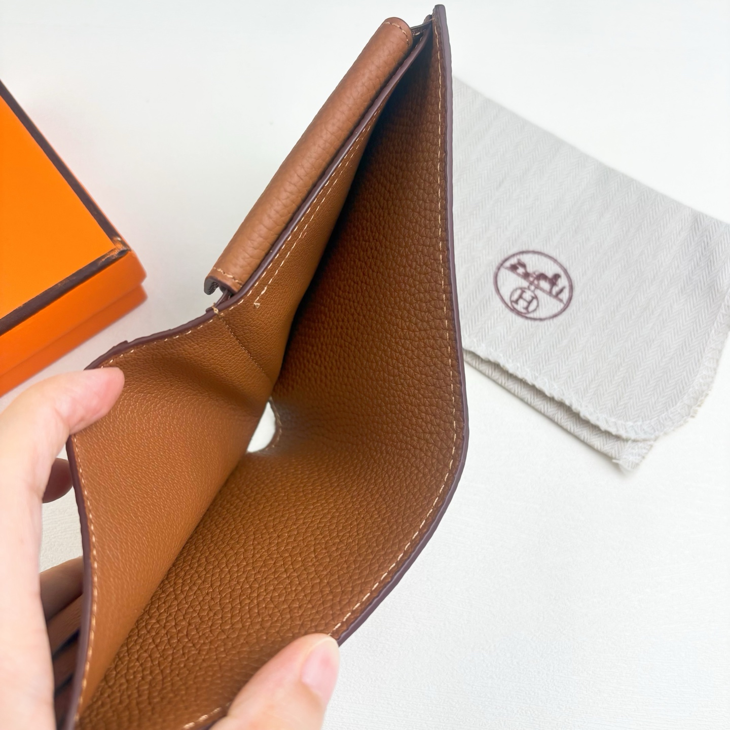 新款new arrives Hermes Silk’in男士短钱包 采用Barenia小牛皮➕Togo 牛皮制作而成 新款new arrives Hermes Silk’in男士短钱包 采用Barenia小牛皮➕Togo 牛皮制作而成