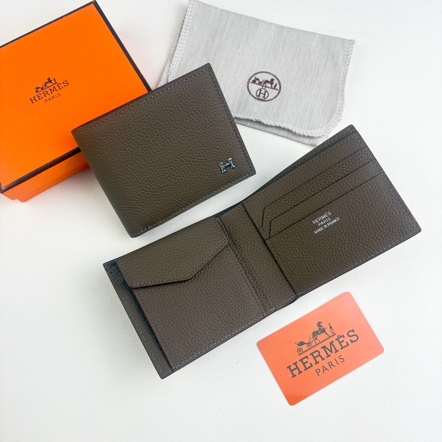新款new arrives Hermes Silk’in男士短钱包 采用Barenia小牛皮➕Togo 牛皮制作而成 新款new arrives Hermes Silk’in男士短钱包 采用Barenia小牛皮➕Togo 牛皮制作而成