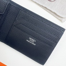 新款new arrives Hermes Silk’in男士短钱包 采用Barenia小牛皮➕Togo 牛皮制作而成 新款new arrives Hermes Silk’in男士短钱包 采用Barenia小牛皮➕Togo 牛皮制作而成