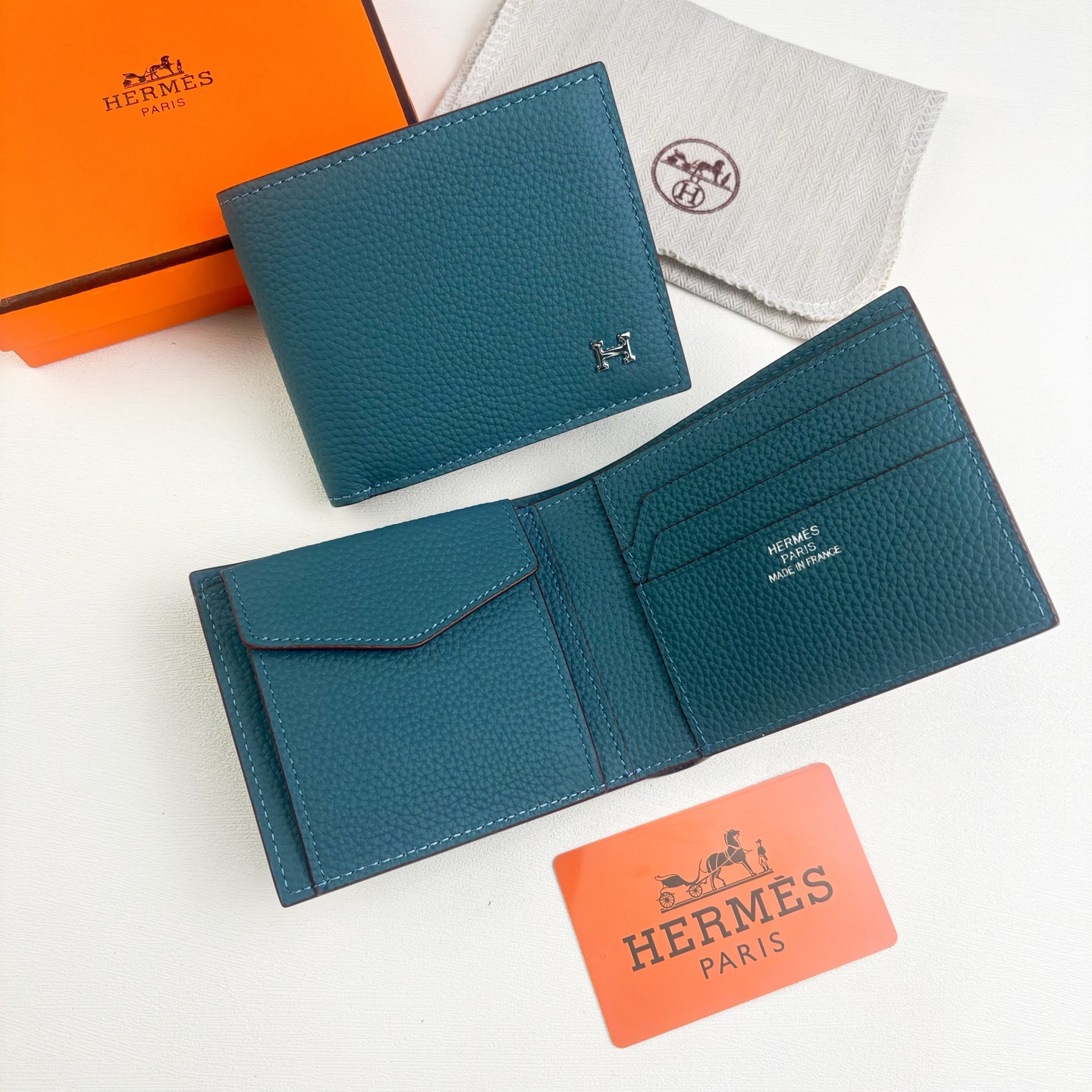 新款new arrives Hermes Silk’in男士短钱包 采用Barenia小牛皮➕Togo 牛皮制作而成 新款new arrives Hermes Silk’in男士短钱包 采用Barenia小牛皮➕Togo 牛皮制作而成