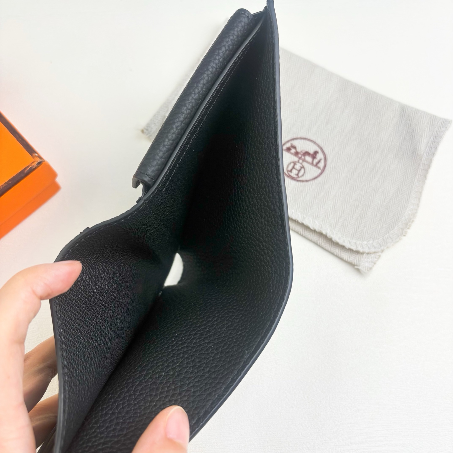 新款new arrives Hermes Silk’in男士短钱包 采用Barenia小牛皮➕Togo 牛皮制作而成 新款new arrives Hermes Silk’in男士短钱包 采用Barenia小牛皮➕Togo 牛皮制作而成