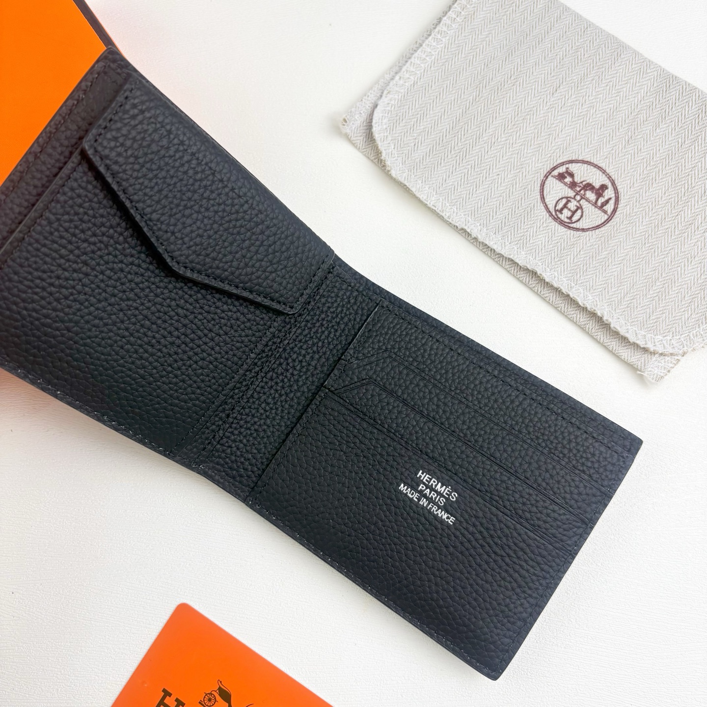新款new arrives Hermes Silk’in男士短钱包 采用Barenia小牛皮➕Togo 牛皮制作而成 新款new arrives Hermes Silk’in男士短钱包 采用Barenia小牛皮➕Togo 牛皮制作而成