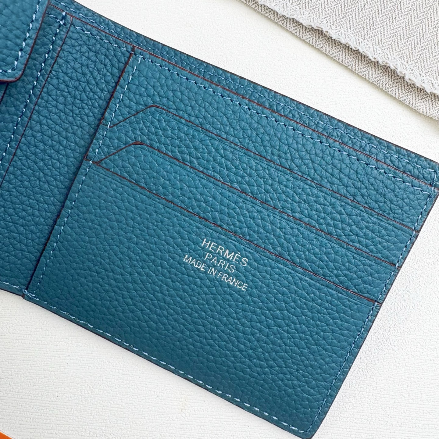 新款new arrives Hermes Silk’in男士短钱包 采用Barenia小牛皮➕Togo 牛皮制作而成 新款new arrives Hermes Silk’in男士短钱包 采用Barenia小牛皮➕Togo 牛皮制作而成