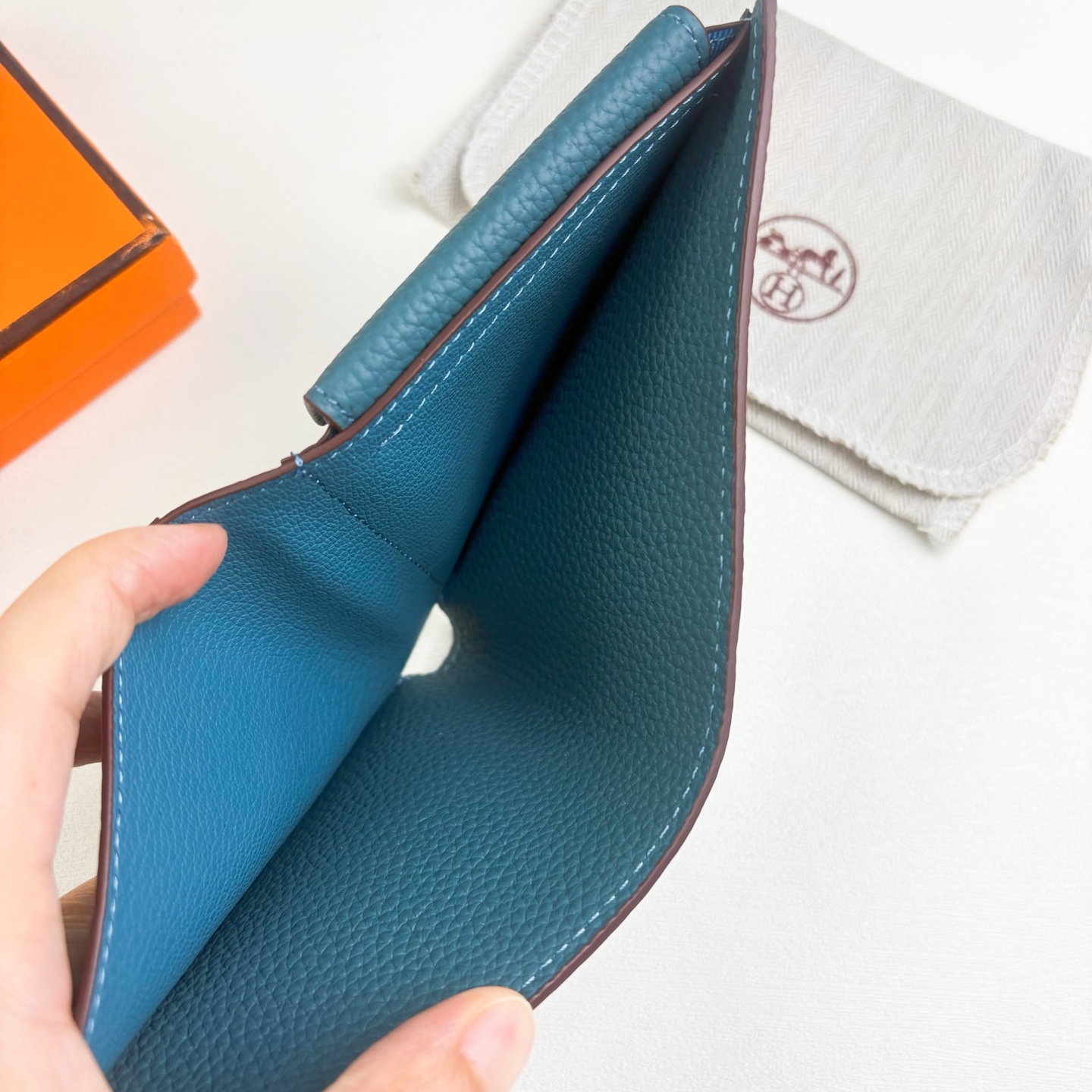 新款new arrives Hermes Silk’in男士短钱包 采用Barenia小牛皮➕Togo 牛皮制作而成 新款new arrives Hermes Silk’in男士短钱包 采用Barenia小牛皮➕Togo 牛皮制作而成