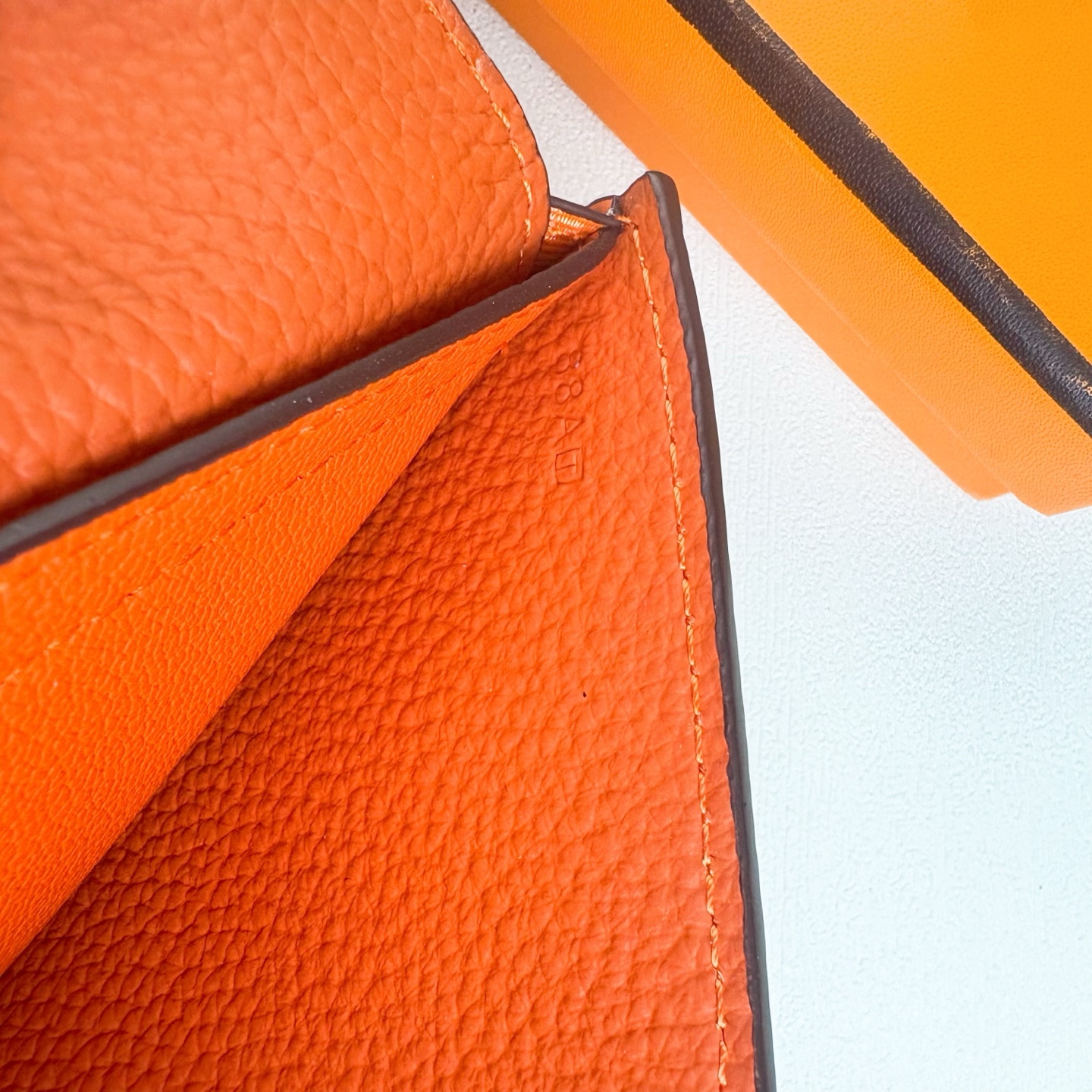新款new arrives Hermes Silk’in男士短钱包 采用Barenia小牛皮➕Togo 牛皮制作而成 新款new arrives Hermes Silk’in男士短钱包 采用Barenia小牛皮➕Togo 牛皮制作而成
