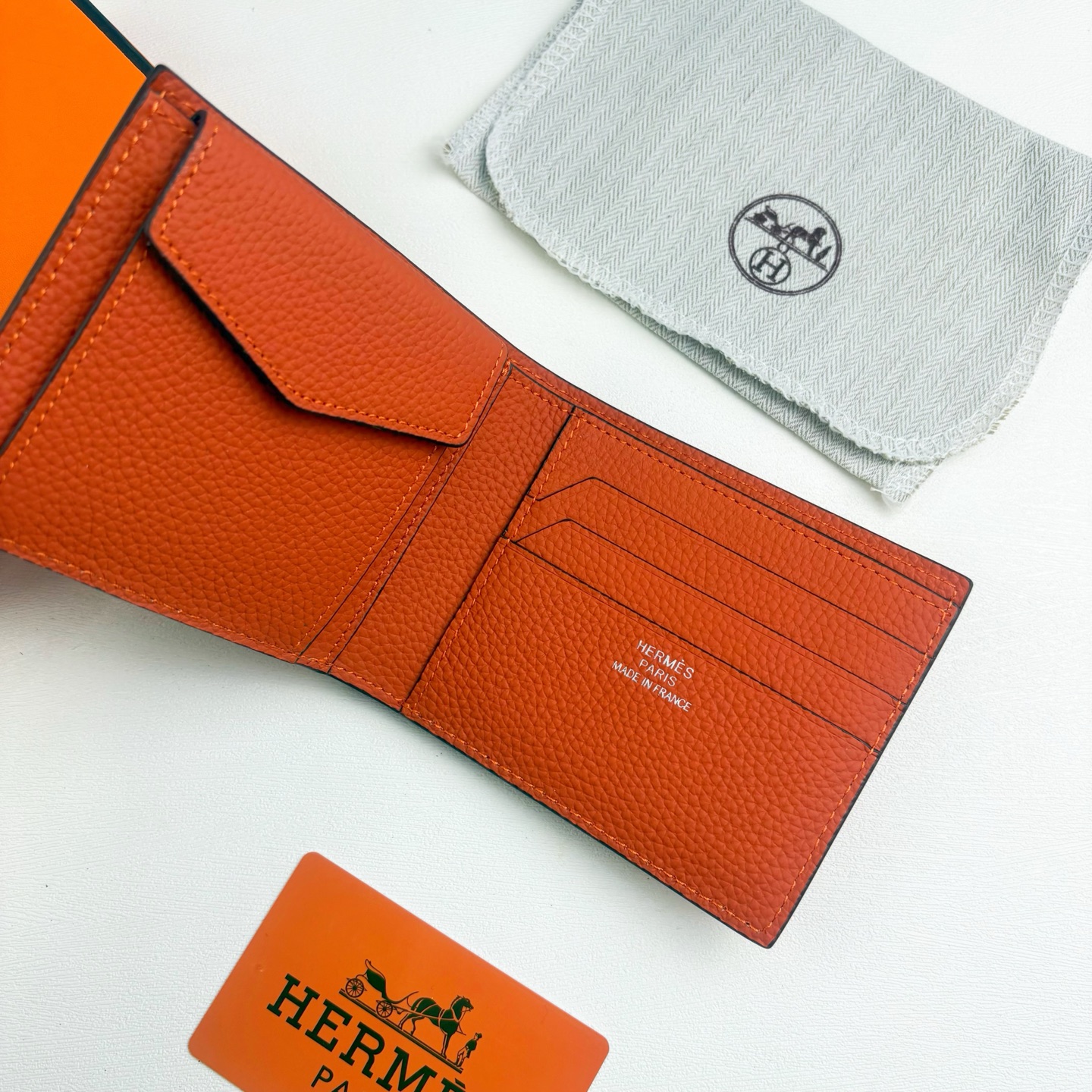 新款new arrives Hermes Silk’in男士短钱包 采用Barenia小牛皮➕Togo 牛皮制作而成 新款new arrives Hermes Silk’in男士短钱包 采用Barenia小牛皮➕Togo 牛皮制作而成