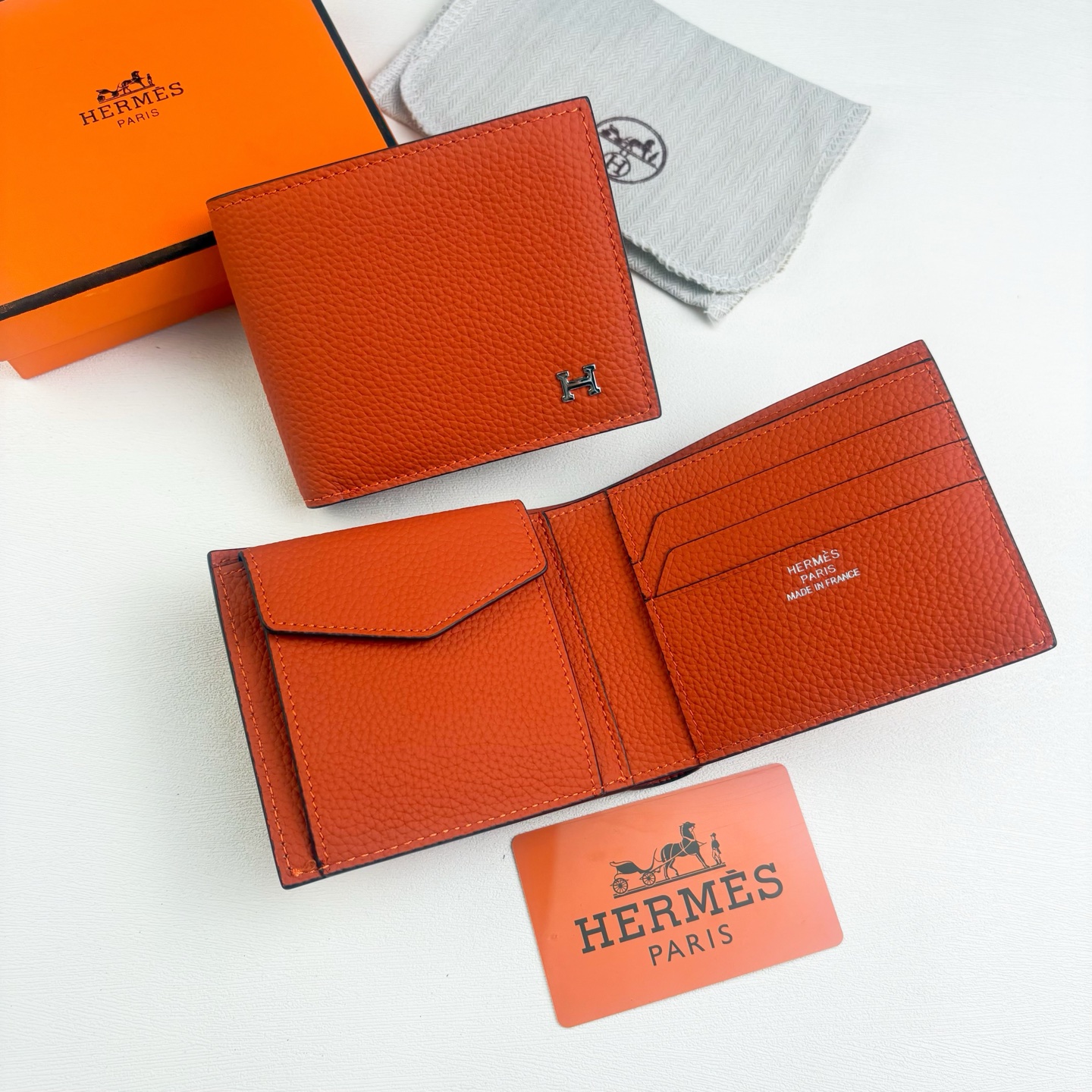 新款new arrives Hermes Silk’in男士短钱包 采用Barenia小牛皮➕Togo 牛皮制作而成 新款new arrives Hermes Silk’in男士短钱包 采用Barenia小牛皮➕Togo 牛皮制作而成