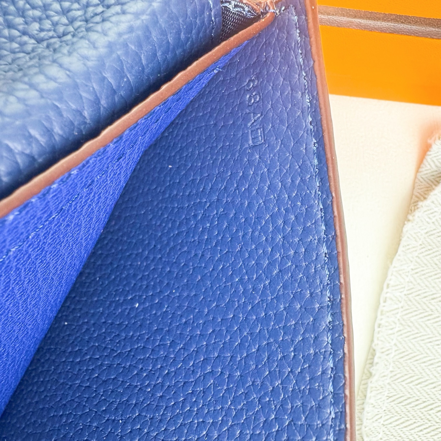 新款new arrives Hermes Silk’in男士短钱包 采用Barenia小牛皮➕Togo 牛皮制作而成 新款new arrives Hermes Silk’in男士短钱包 采用Barenia小牛皮➕Togo 牛皮制作而成