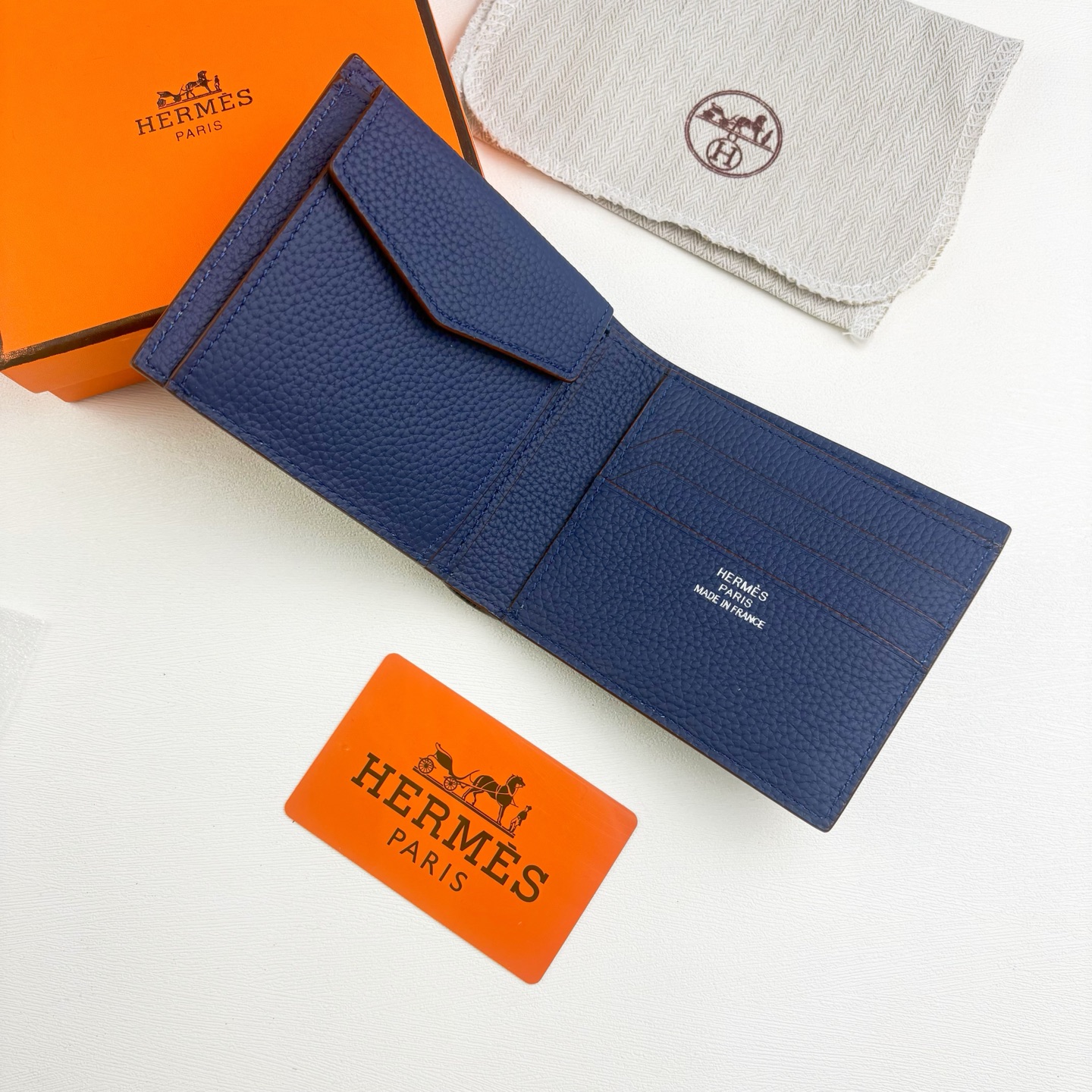 新款new arrives Hermes Silk’in男士短钱包 采用Barenia小牛皮➕Togo 牛皮制作而成 新款new arrives Hermes Silk’in男士短钱包 采用Barenia小牛皮➕Togo 牛皮制作而成