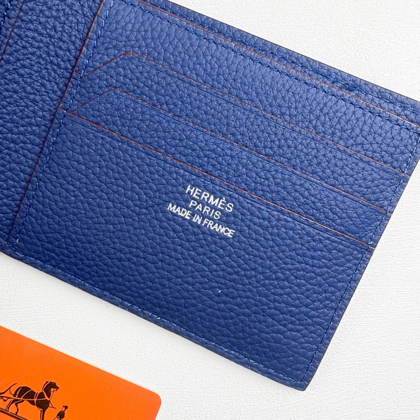 新款new arrives Hermes Silk’in男士短钱包 采用Barenia小牛皮➕Togo 牛皮制作而成 新款new arrives Hermes Silk’in男士短钱包 采用Barenia小牛皮➕Togo 牛皮制作而成