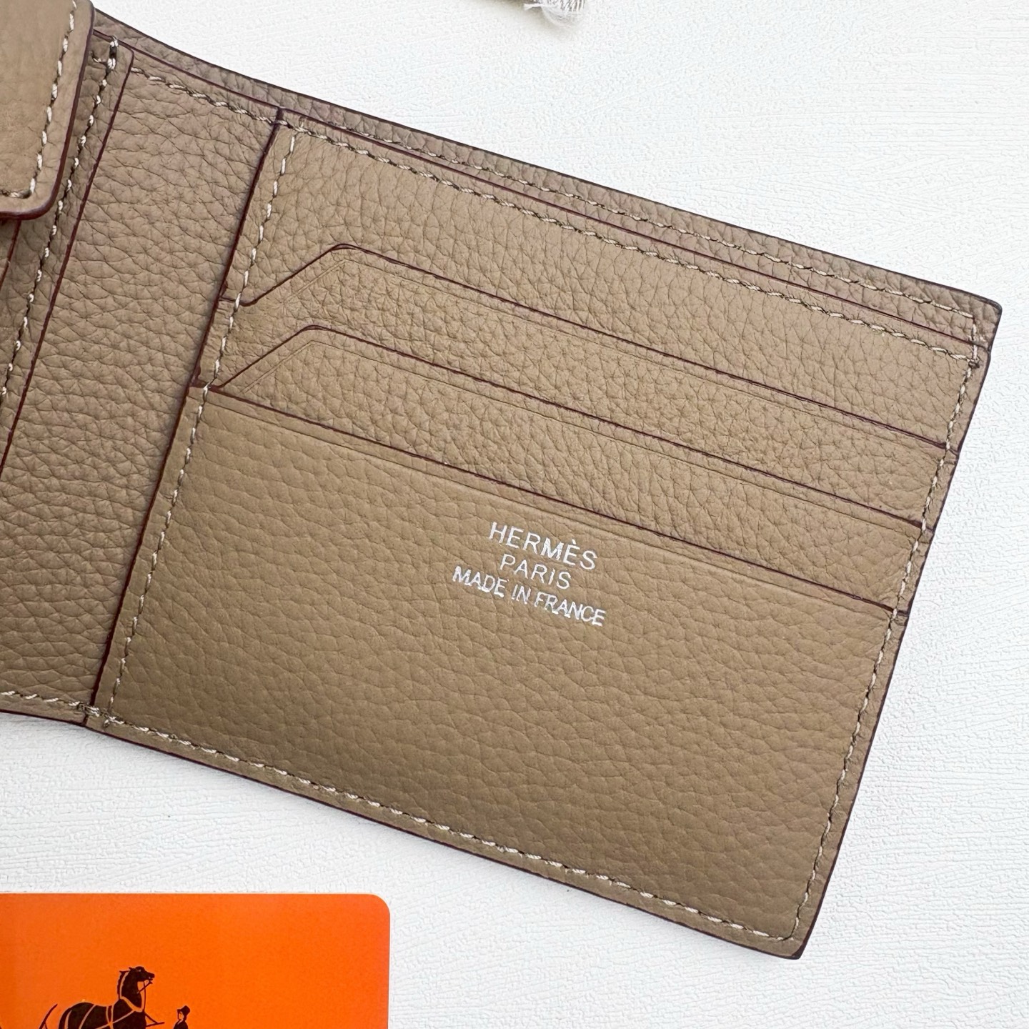 新款new arrives  Hermes Silk’in男士短钱包 采用Barenia小牛皮➕Togo 牛皮制作而成 