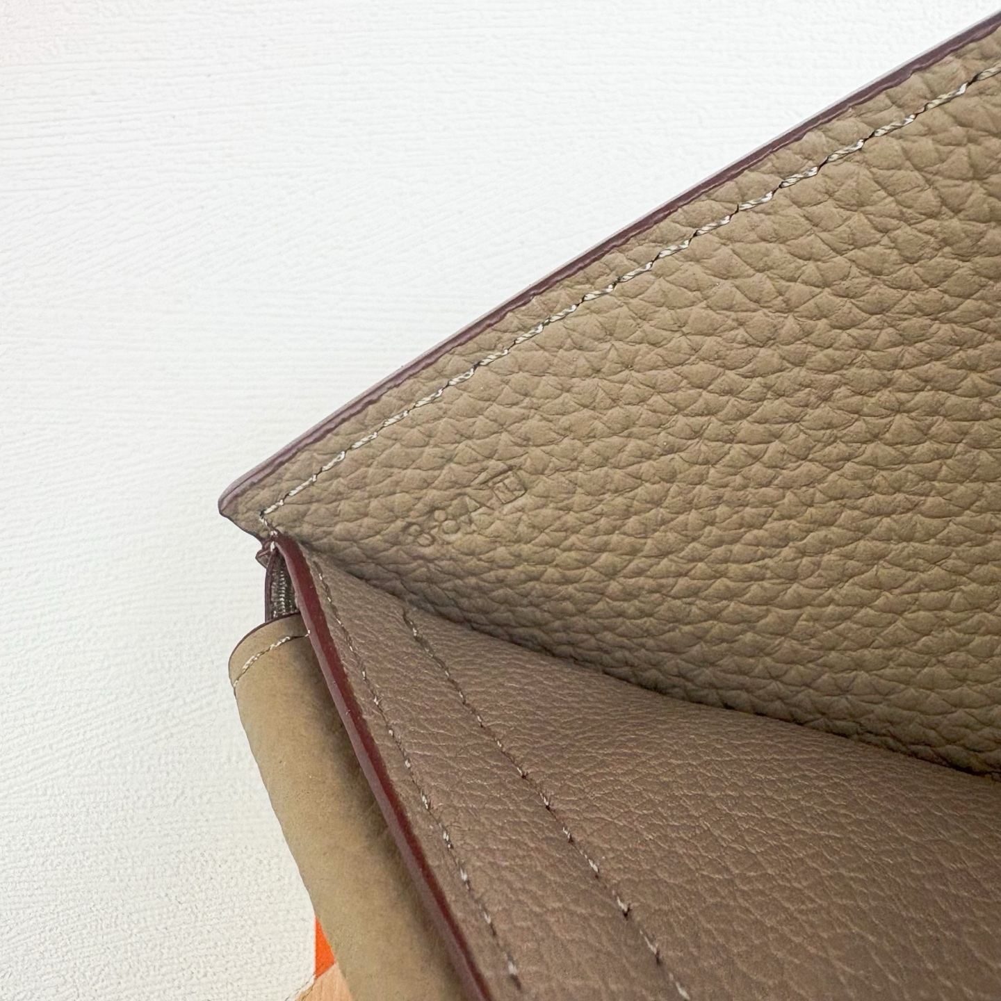 新款new arrives  Hermes Silk’in男士短钱包 采用Barenia小牛皮➕Togo 牛皮制作而成 