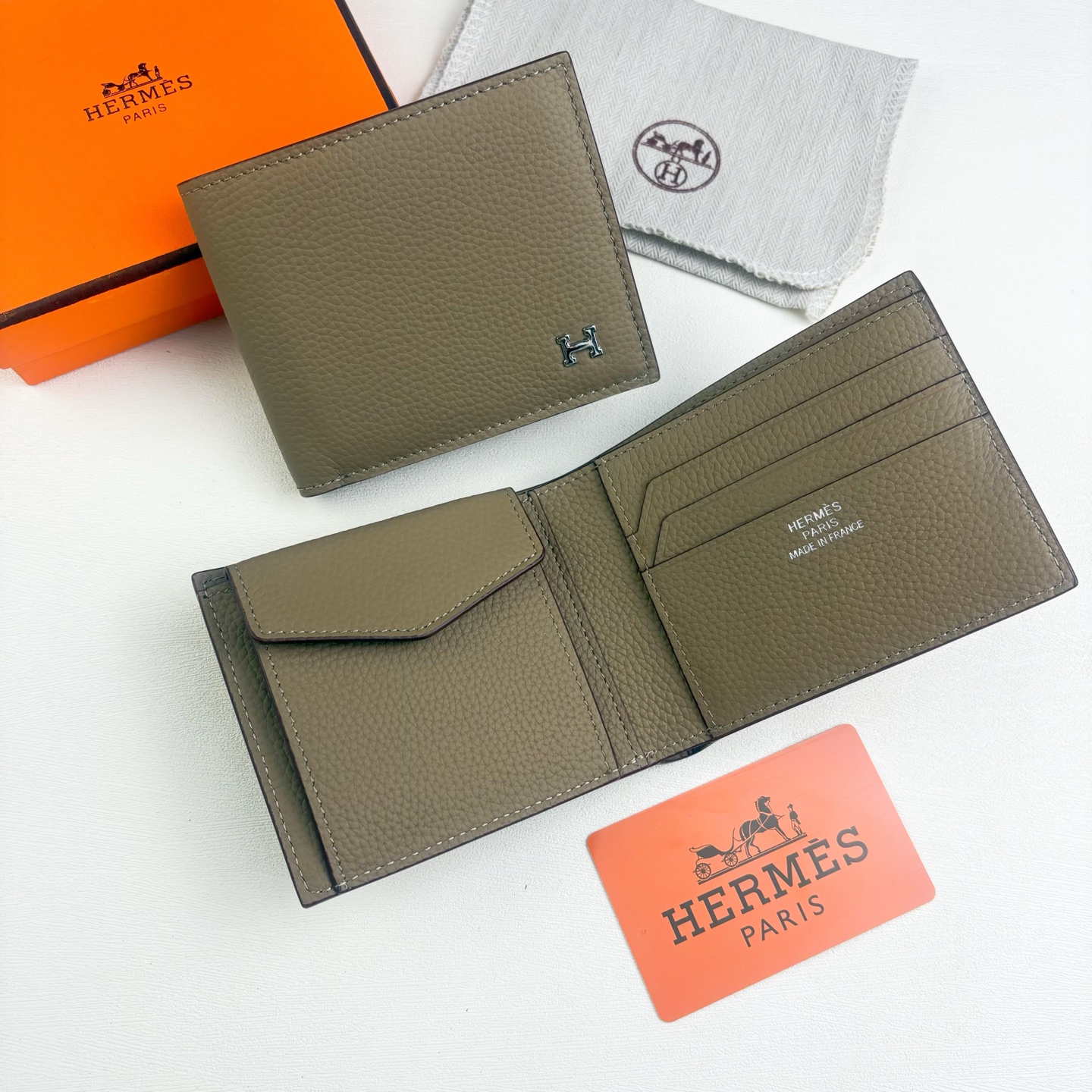 新款new arrives  Hermes Silk’in男士短钱包 采用Barenia小牛皮➕Togo 牛皮制作而成 