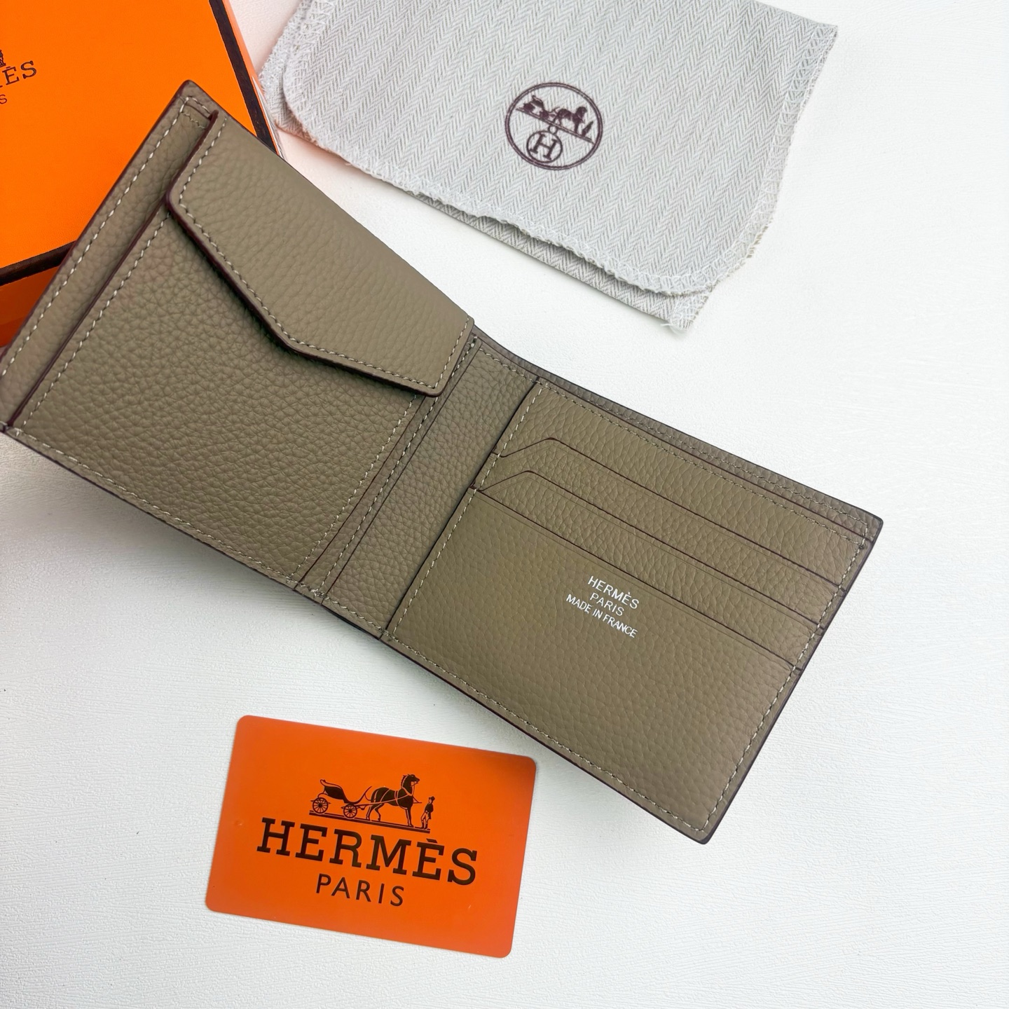 新款new arrives  Hermes Silk’in男士短钱包 采用Barenia小牛皮➕Togo 牛皮制作而成 
