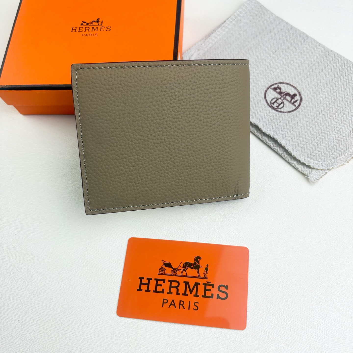 新款new arrives  Hermes Silk’in男士短钱包 采用Barenia小牛皮➕Togo 牛皮制作而成 