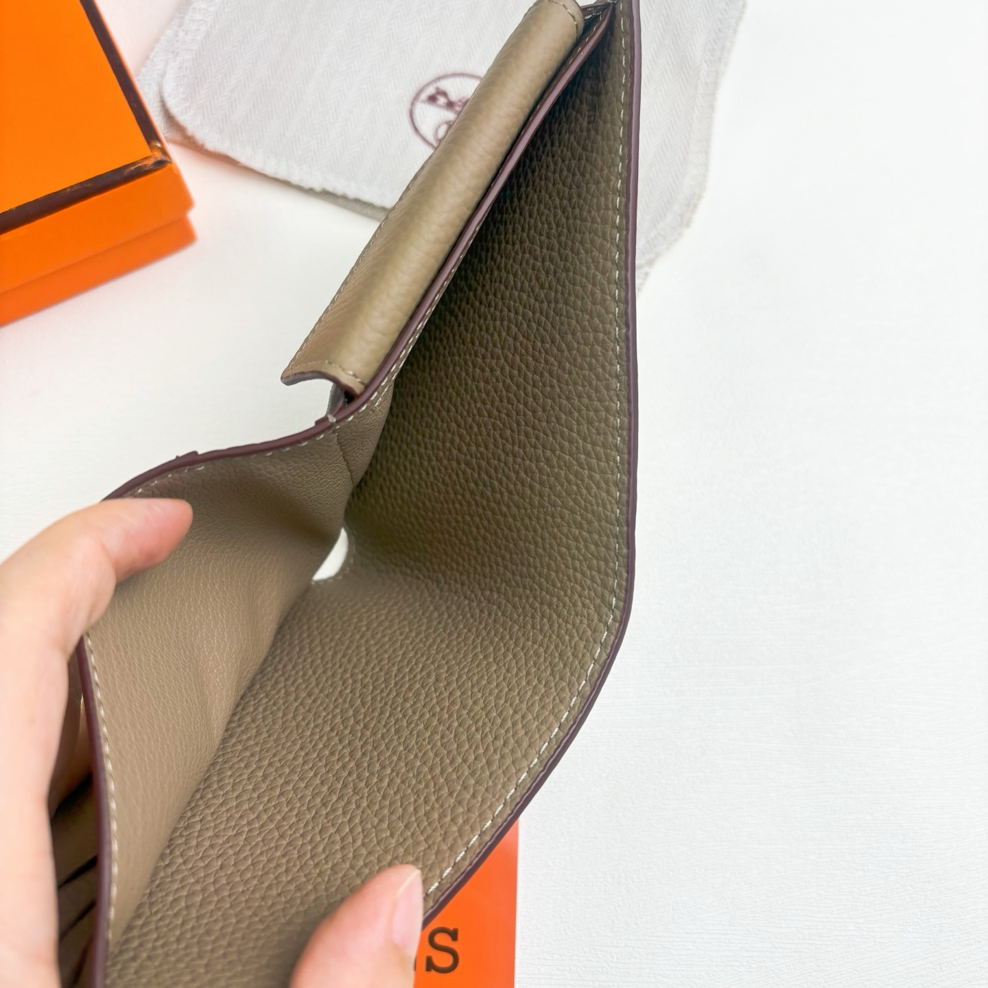 新款new arrives  Hermes Silk’in男士短钱包 采用Barenia小牛皮➕Togo 牛皮制作而成 