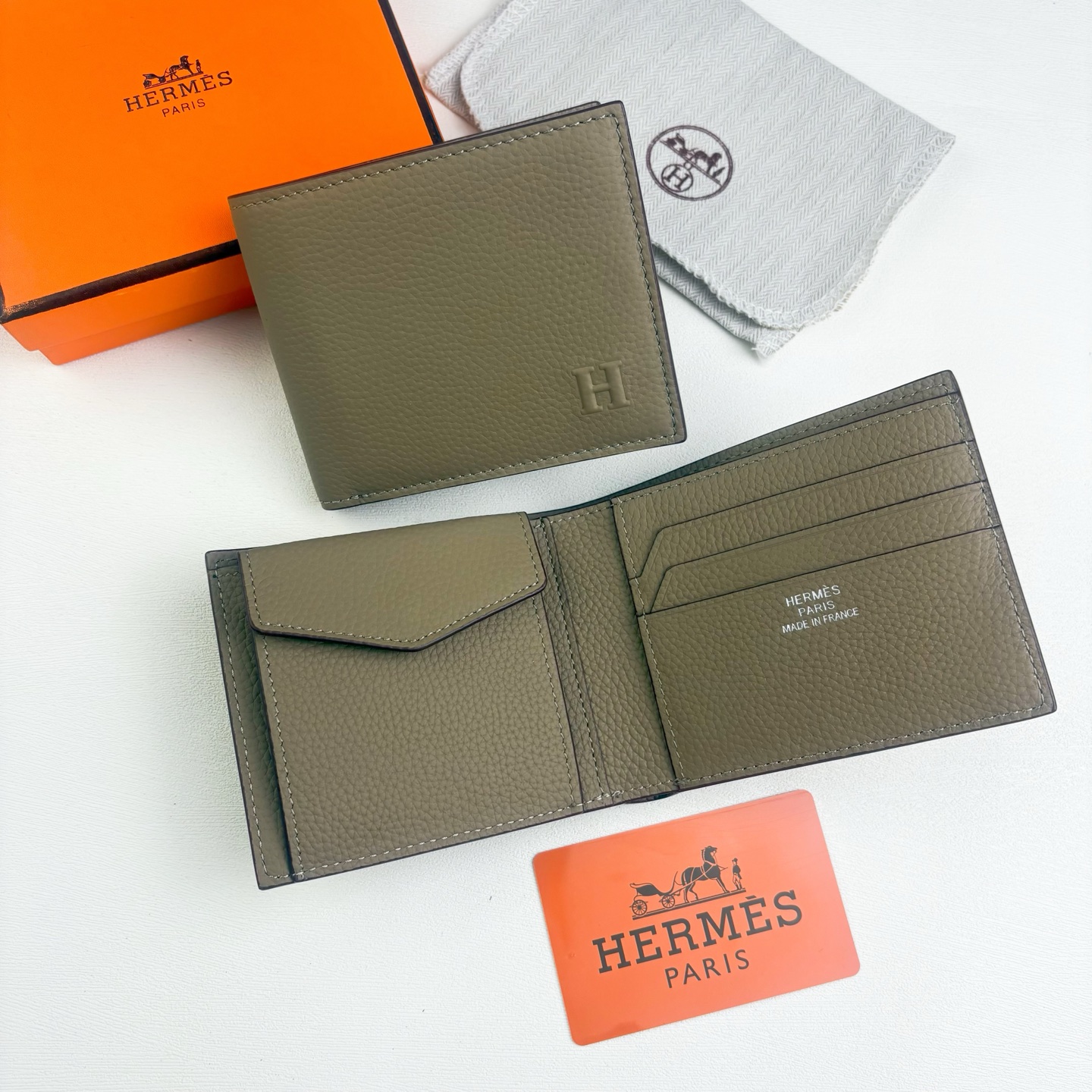 新款new arrives Hermes Silk’in男士短钱包 采用Barenia小牛皮➕Togo 牛皮制作而成 新款new arrives Hermes Silk’in男士短钱包 采用Barenia小牛皮➕Togo 牛皮制作而成