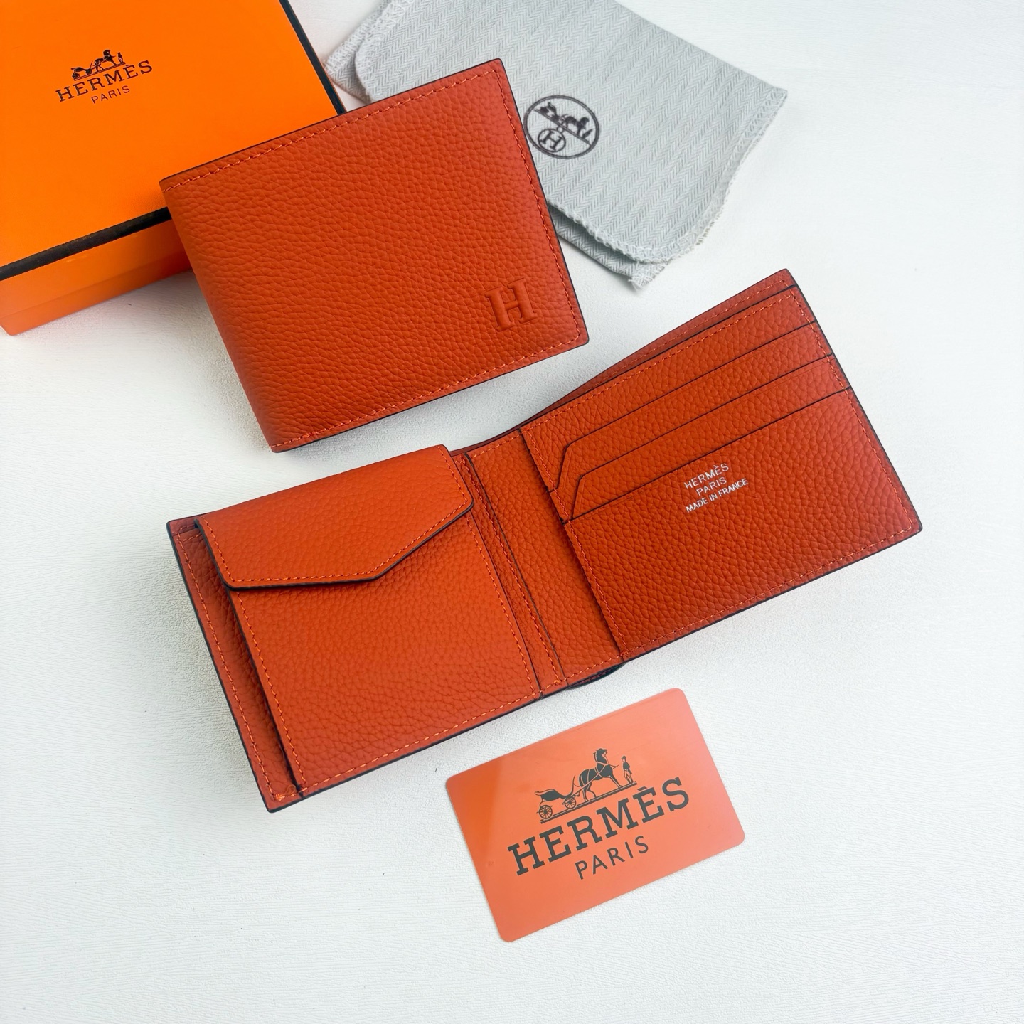 新款new arrives  Hermes Silk’in男士短钱包 采用Barenia小牛皮➕Togo 牛皮制作而成 