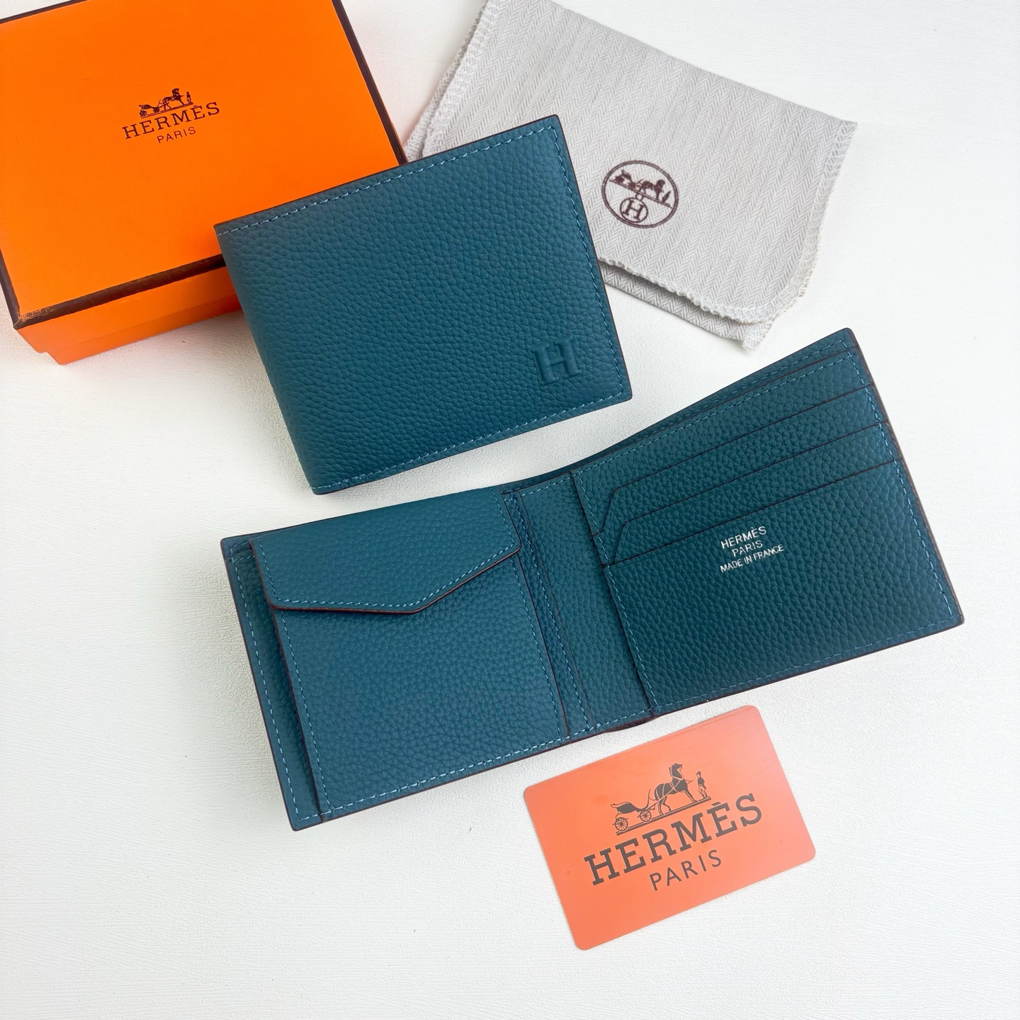 新款new arrives Hermes Silk’in男士短钱包 采用Barenia小牛皮➕Togo 牛皮制作而成 新款new arrives Hermes Silk’in男士短钱包 采用Barenia小牛皮➕Togo 牛皮制作而成