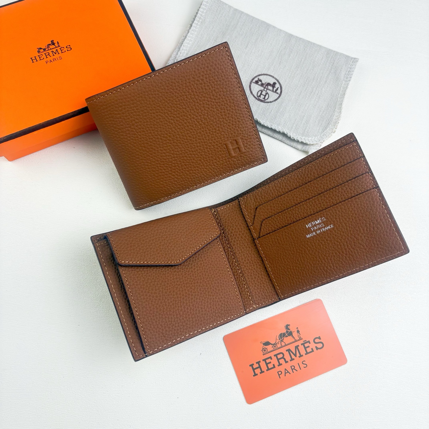 新款new arrives  Hermes Silk’in男士短钱包 采用Barenia小牛皮➕Togo 牛皮制作而成 