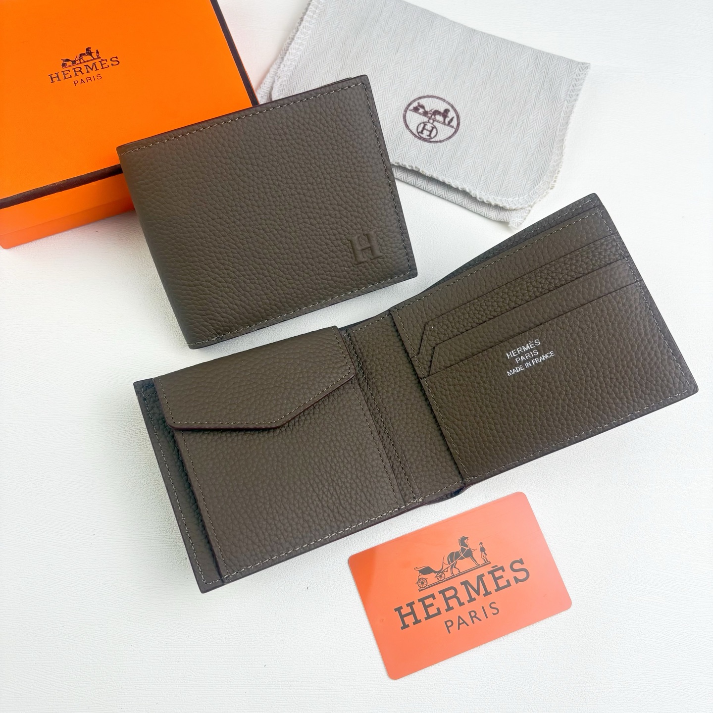 新款new arrives  Hermes Silk’in男士短钱包 采用Barenia小牛皮➕Togo 牛皮制作而成 