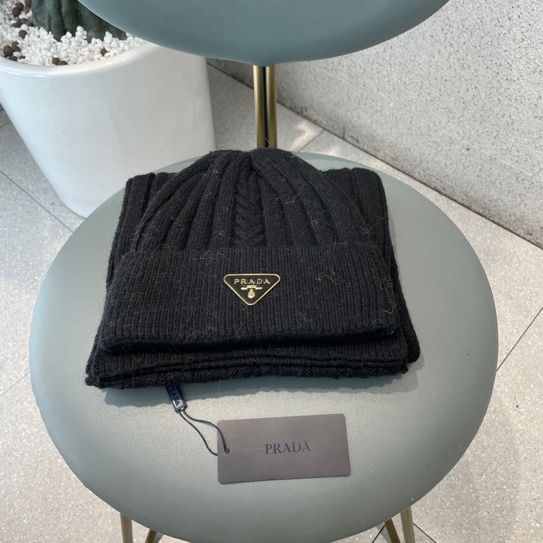 NO:580341,PRADA original single hat and scarf set, 35% rabbit velvet 65% cashmere, very soft and comfortable, warm and fashionable, full of personality, simple and elegant, fashionable and versatile, hurry up and get it. Hats, fisherman hats, baseball caps, knitted hats, hats, prada, prada, espadrilles, hats19860909普拉达PRADA原单帽子围巾套装 35兔绒65羊绒,非常柔软舒适,保暖又时尚,个性十足简约大气,时尚百搭亲,赶紧入手吧帽子渔夫帽棒球帽针织帽,帽子,prada,prada,espadrilles,hats,hat