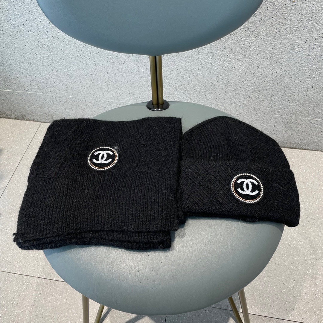 香奈儿Chanel。官网最新羊毛针织帽子围巾套装，市场独家高版本，细节对花对色，专柜正品品质，欢迎比较，