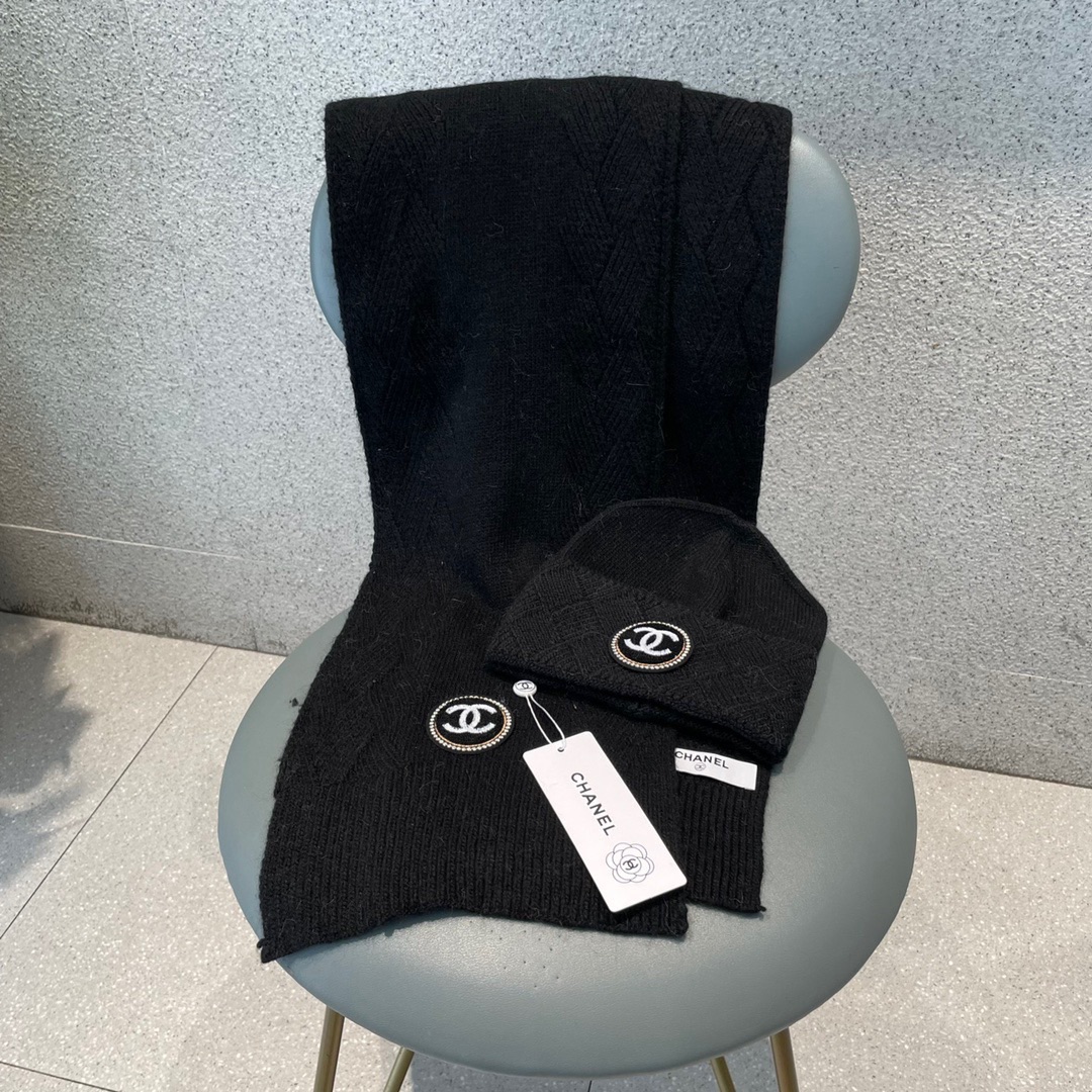 香奈儿Chanel。官网最新羊毛针织帽子围巾套装，市场独家高版本，细节对花对色，专柜正品品质，欢迎比较，