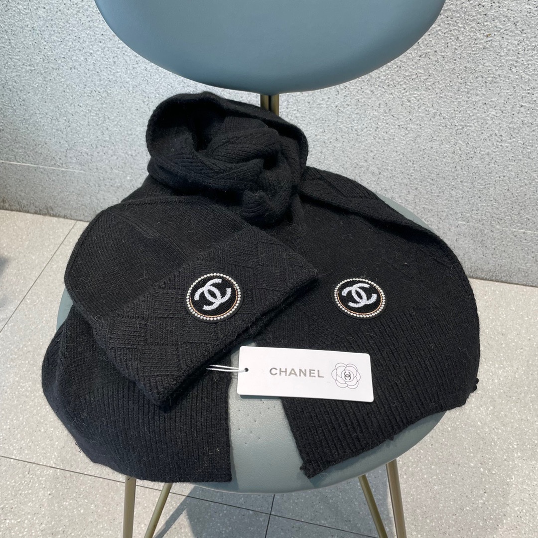 香奈儿Chanel。官网最新羊毛针织帽子围巾套装，市场独家高版本，细节对花对色，专柜正品品质，欢迎比较，