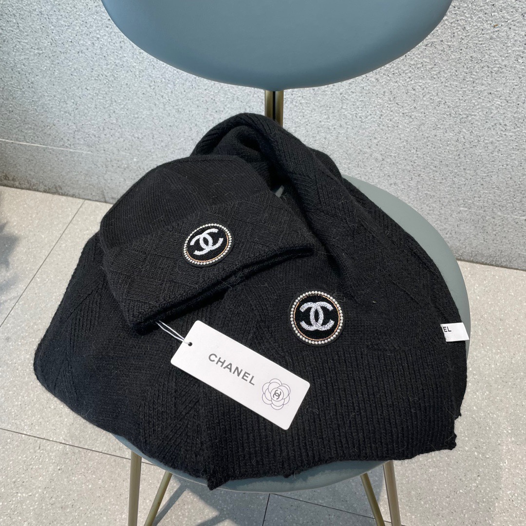 香奈儿Chanel。官网最新羊毛针织帽子围巾套装，市场独家高版本，细节对花对色，专柜正品品质，欢迎比较，