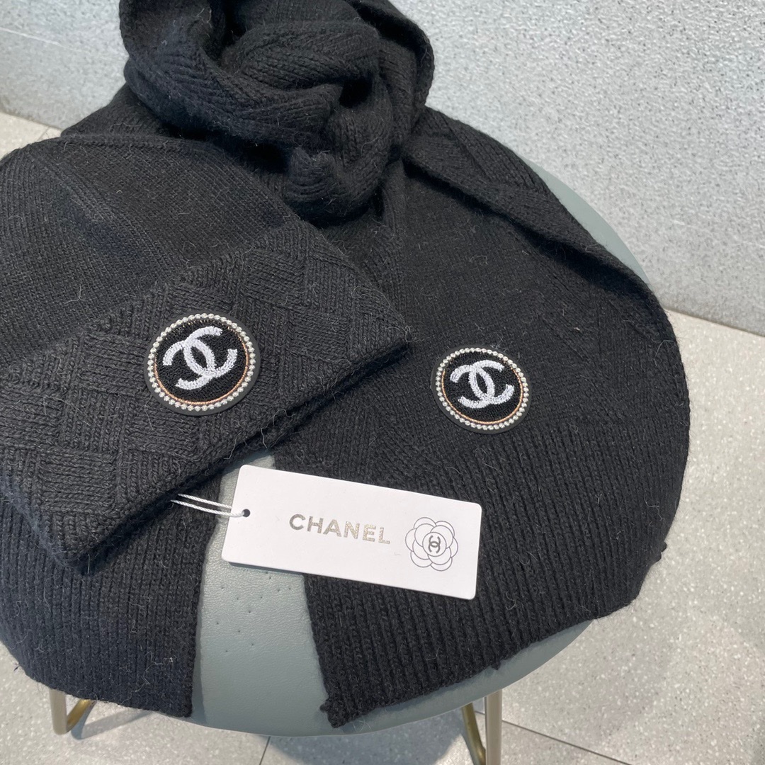 香奈儿Chanel。官网最新羊毛针织帽子围巾套装，市场独家高版本，细节对花对色，专柜正品品质，欢迎比较，