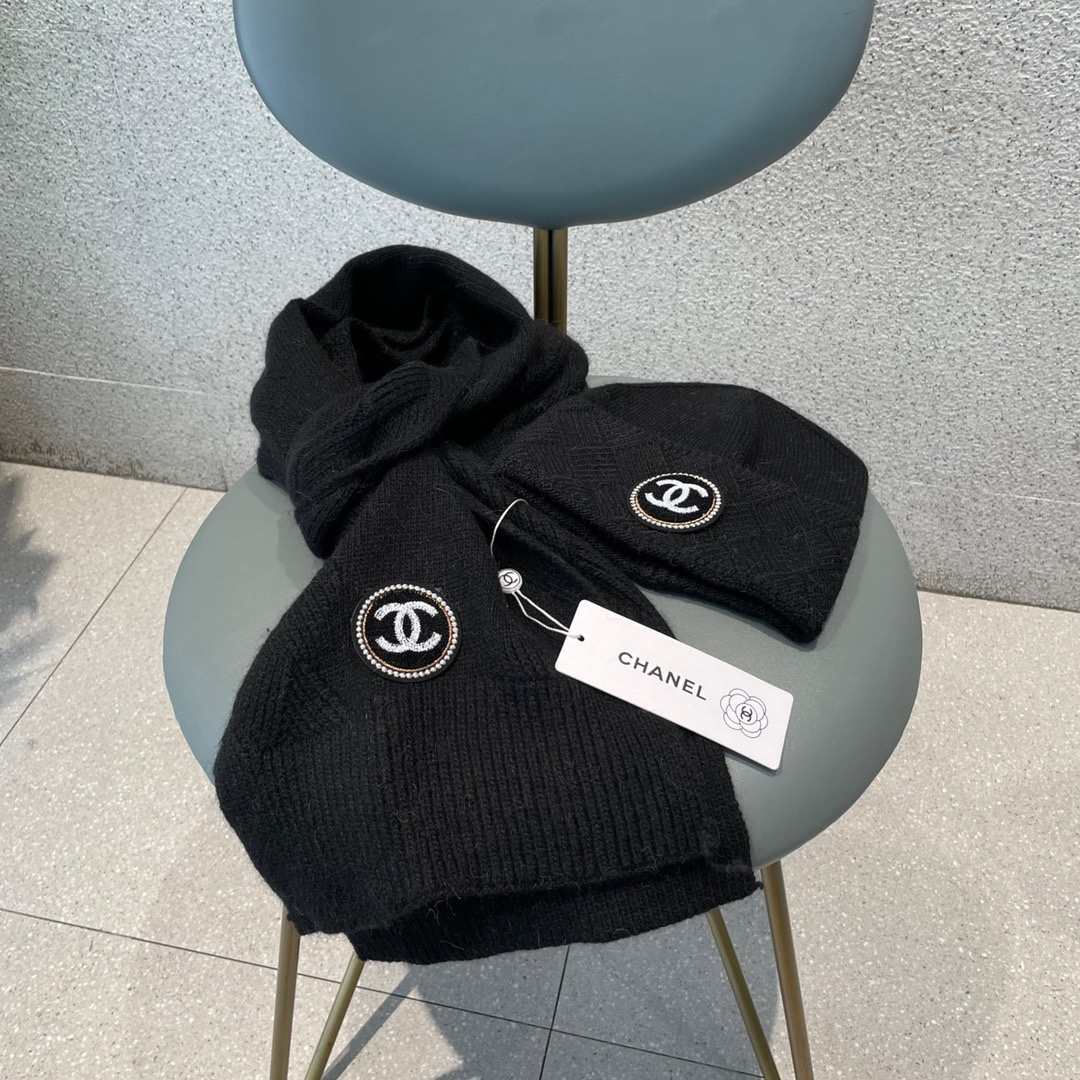 香奈儿Chanel。官网最新羊毛针织帽子围巾套装，市场独家高版本，细节对花对色，专柜正品品质，欢迎比较，