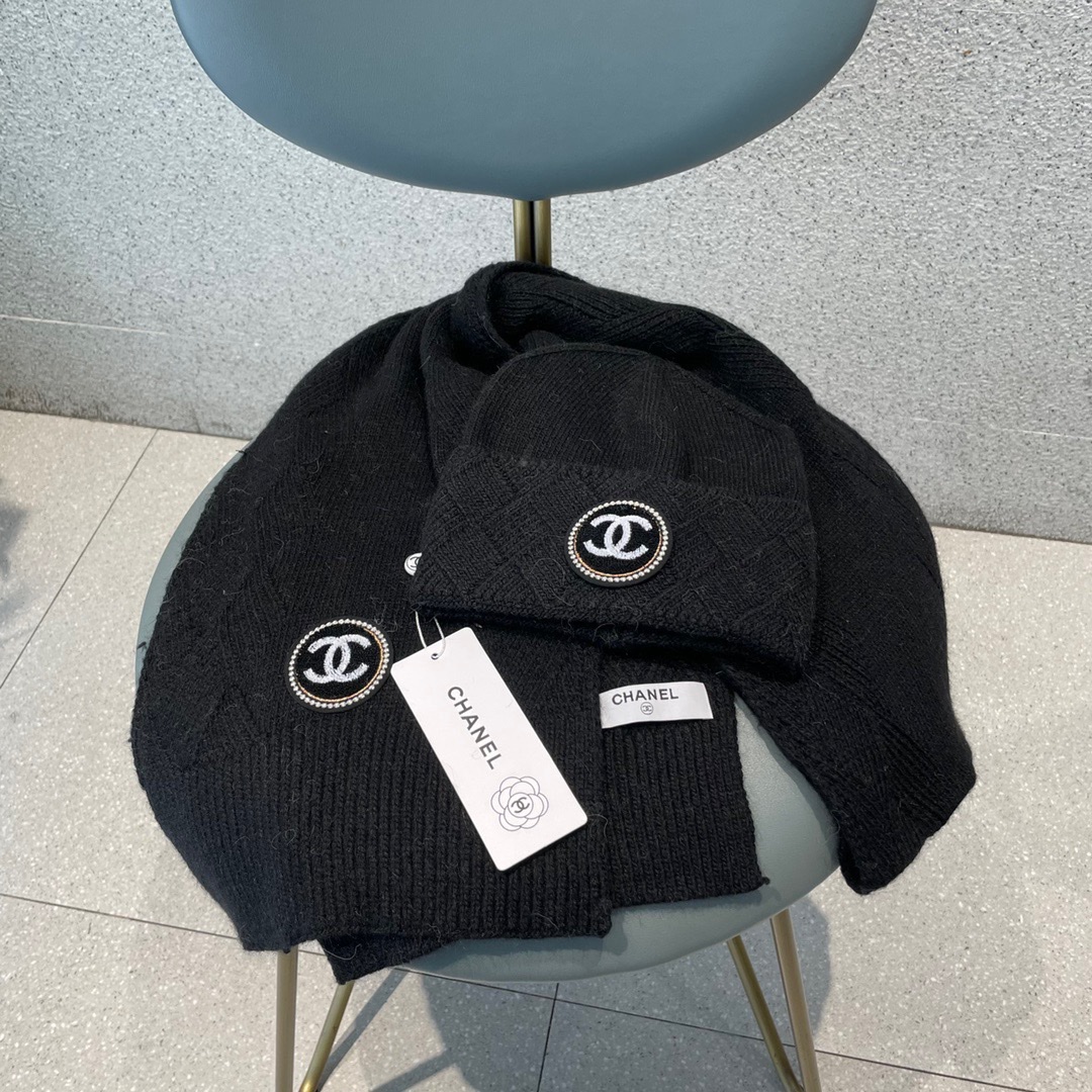 香奈儿Chanel。官网最新羊毛针织帽子围巾套装，市场独家高版本，细节对花对色，专柜正品品质，欢迎比较，