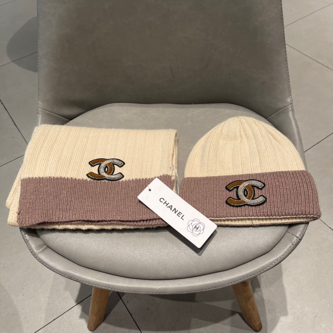 P195 🌹香奈儿套装🎁CHANEL淑女款原单帽子围巾套装[爱心][爱心]70%兔绒+30%羊毛材质😱😘保暖又时尚，配香奈儿更显时尚高端大气！