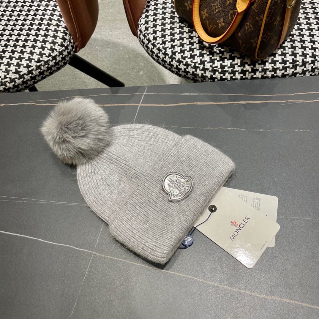 经典蒙口毛线帽 秋冬颜值超高的单品之一 真狐狸毛球 毛质非常紧致有质感！