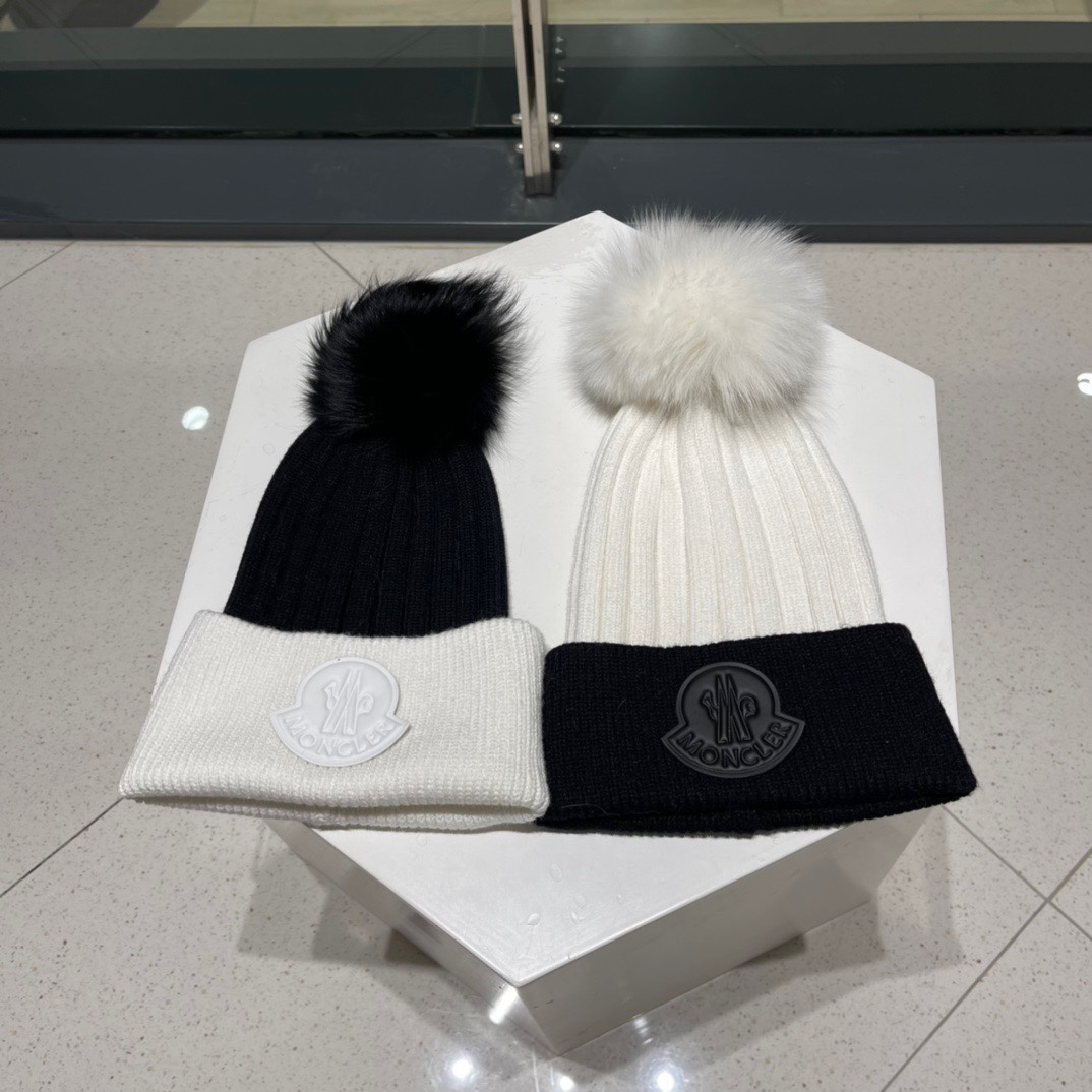 NO:189840,MONCLER cover, super classic style, autumn and winter counter knitted wool hat, versatile style, super popular, first-class texture with fox wool ball, small face, super good match with hat, fisherman hat, baseball hat, knit hat, hat, christian louboutin, Moncler, espadrilles, hats19860909MONCLER蒙口 超经典款 秋冬专柜针织毛线帽,百搭款超火爆,搭配狐狸毛球质感一流,显脸小出街超好搭配帽子渔夫帽棒球帽针织帽,帽子,christian louboutin,Moncler,espadrilles,hats,hat