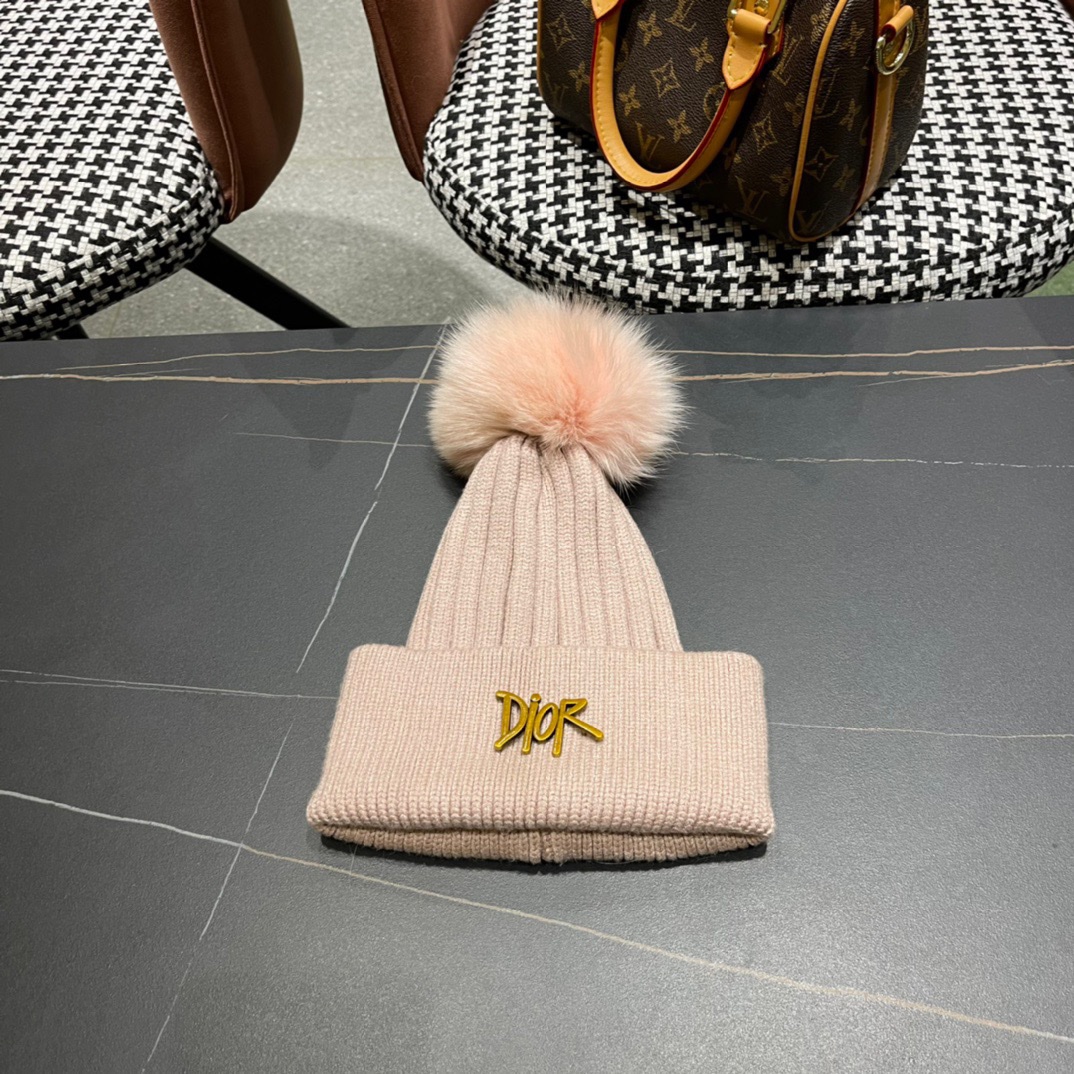 NO:189873,DI OR Dior Knitted wool hat!  My little sister’s favorite winter ~ It looks good with any clothes!  A cute and age-reducing style~ with many colors, versatile~ The fur ball is equipped with screened fur balls!  Instead of the cheap fake wool balls on the market!  The fur balls are very soft and shiny!  Get it quickly ~ Hat Fisherman's hat Baseball hat Knitted hat, hat, dior, espadrilles, hats19860909DI OR迪奥 针织毛线帽！小姐姐的冬日最爱～随便搭配什么衣服都好看！又减龄又显可爱的一款～颜色很多,随心百搭～毛球配的是筛选过的真狐狸毛球！而不是市面上那种便宜的假毛球！毛球非常柔软,有光泽！快快入手～帽子渔夫帽棒球帽针织帽,帽子,dior,espadrilles,hats,hat