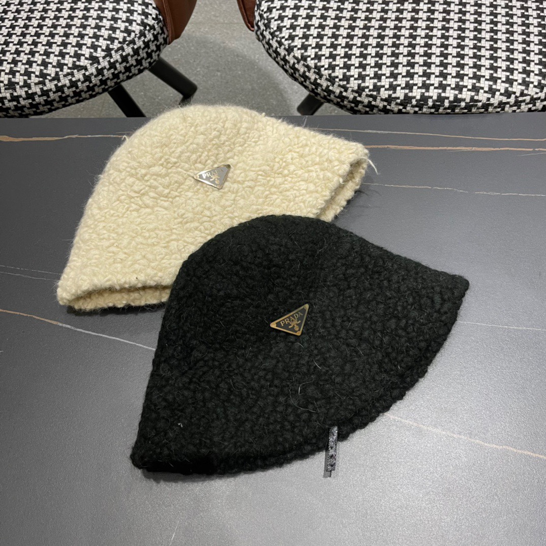 Prada普拉达新款羊羔毛渔夫帽完全是超级完美的诠释了甜酷风简直太爱了️上头性感又帅气双双在线！没有哪个