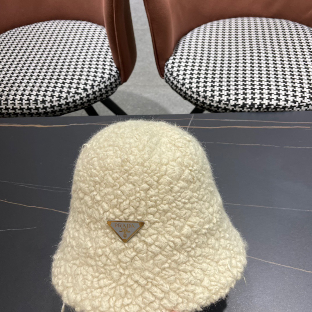 Prada普拉达新款羊羔毛渔夫帽完全是超级完美的诠释了甜酷风简直太爱了️上头性感又帅气双双在线！没有哪个