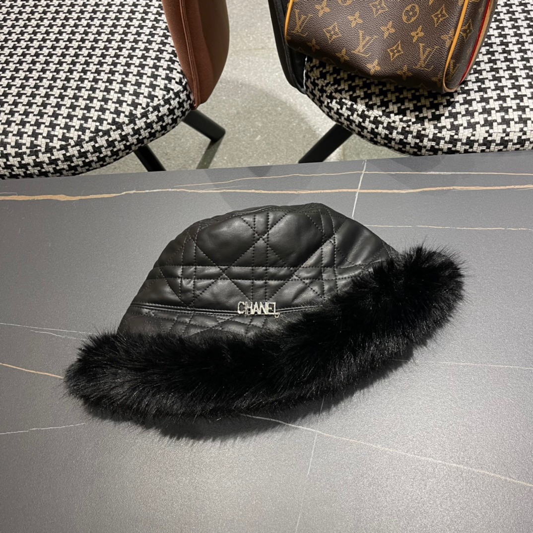 NO:190951,Chanel Chanel Rabbit Fur Face Little Fisherman Hat Women's Fall and Winter Warm Fashion Diamond Down Cotton Ear Basin Hats, Hats, Chanel, Chanel, espadrilles, down jacket, hats19860909Chanel香奈儿獭兔毛皮草显脸小渔夫帽子女秋冬保暖时尚菱格羽绒棉护耳盆帽,帽子,chanel,chanel,espadrilles,down jacket,hats,hat
