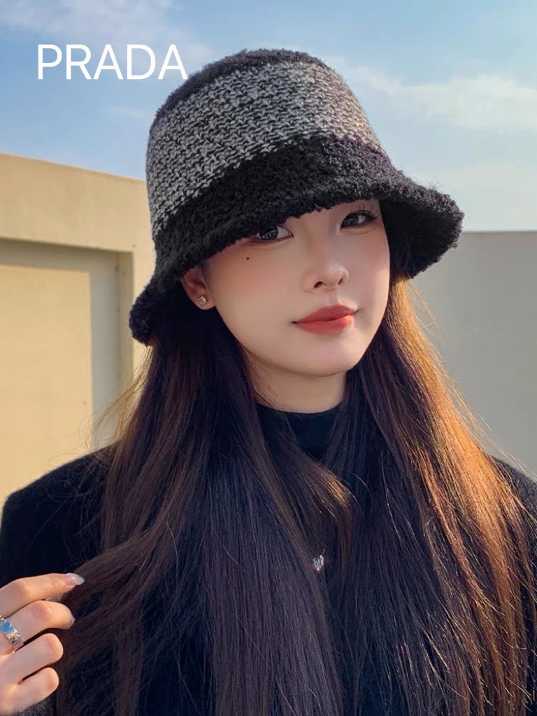 NO:191076,CHANEL Chanel new two-color knitted fisherman hat for women in autumn and winter. What is the suitable hat for showing the face of small bucket hats and versatile basin hats, hats, chanel, chanel, espadrilles, hats19860909CHANEL香奈儿 新双色针织渔夫帽女秋冬季脸大适合什么帽子显脸小水桶帽百搭盆帽,帽子,chanel,chanel,espadrilles,hats,hat